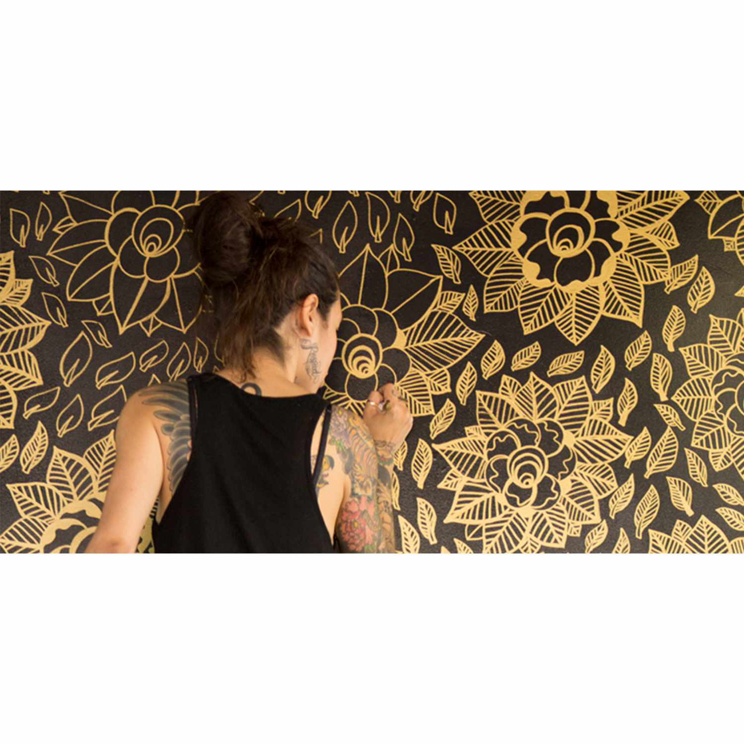 Metallic Permanentmarker 1,4mm verziert eine Wand mit goldenen floralen Mustern. Künstlerisch und kreativ von Sharpie.