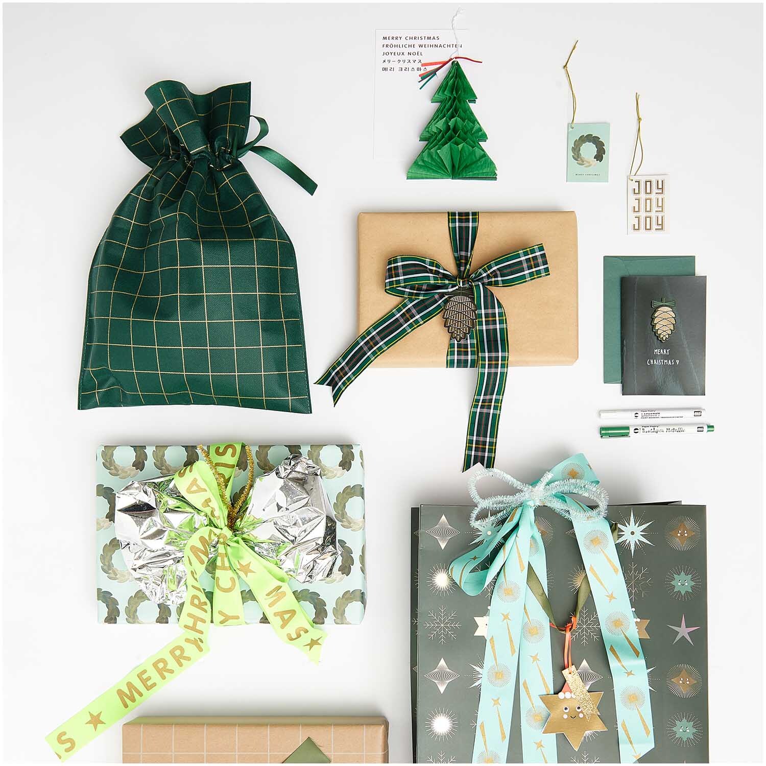 Paper Poetry Kärtchenanhänger Christmas in festlicher Szene mit Geschenken und Dekorationen.