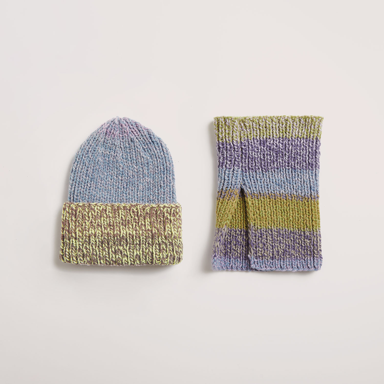 Gestrickte Mütze mit passendem Strick-Kragen