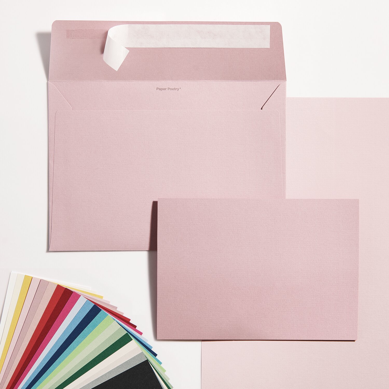 Paper Poetry Luxury Umschläge C6 in Rosa, präsentiert mit einer Farbpalette. Ideal für stilvolle Korrespondenz.