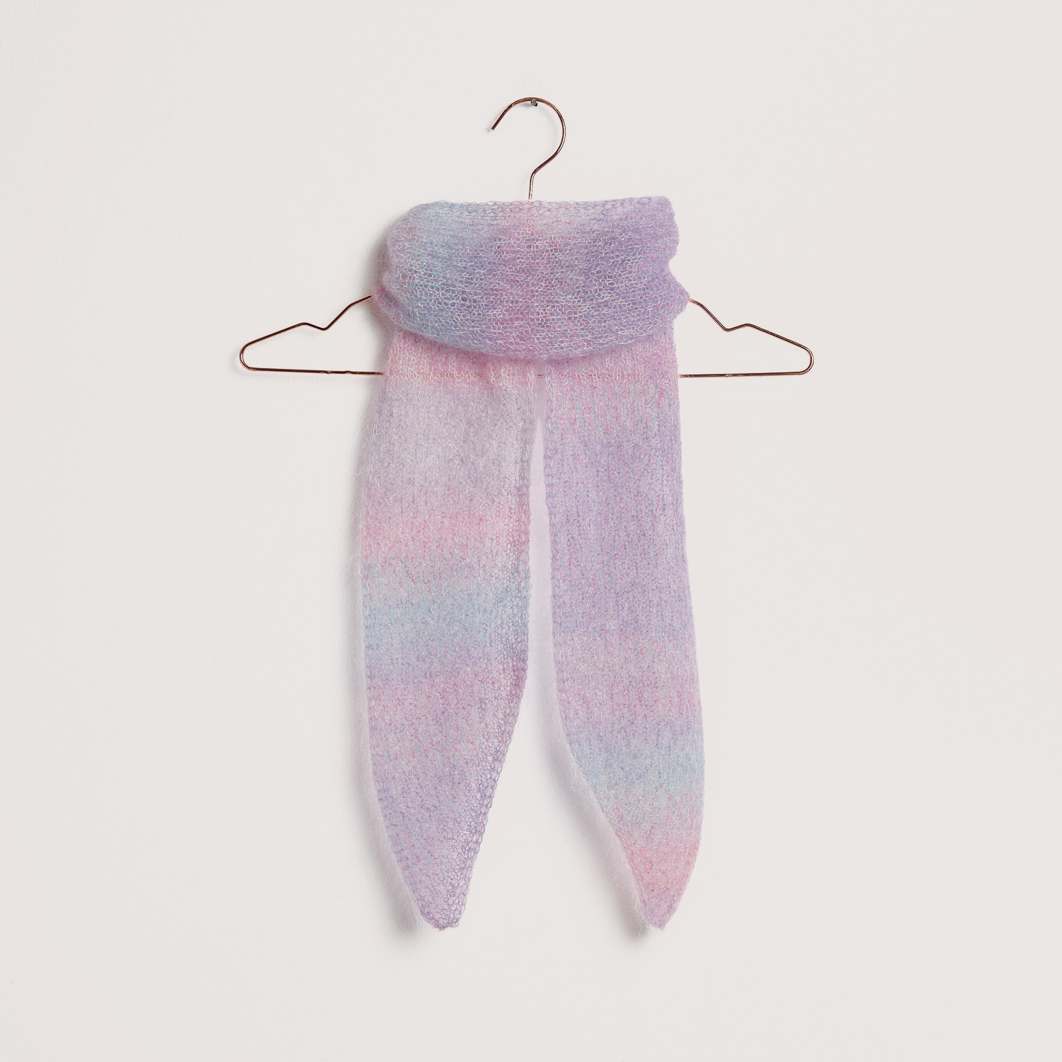 Strickset Tuch Modell 11a: Pastellfarbener Schal aus Mohair-Seide-Mischung, hängend auf einem Kleiderbügel. Ideal für Frühling und Sommer.