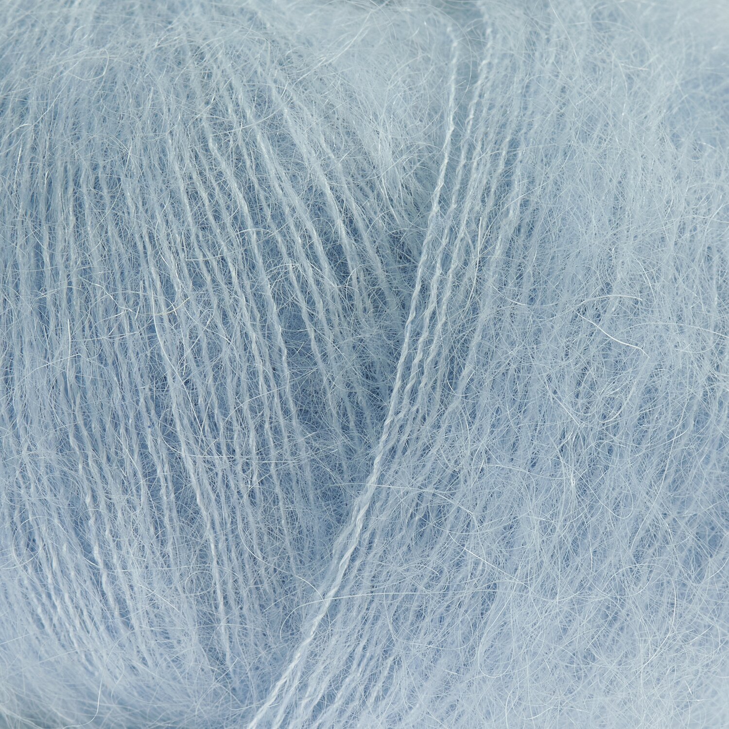Essentials Super Kid Mohair Loves Silk in zartem Blau, 25g Knäuel, 200m Länge, ideal für feine Strickprojekte.