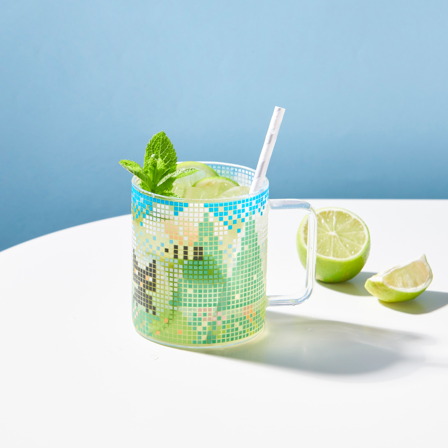 Glastasse Landscape Pixel von Rico Design mit Pixelmuster, gefüllt mit Getränk, Minze und Limetten.