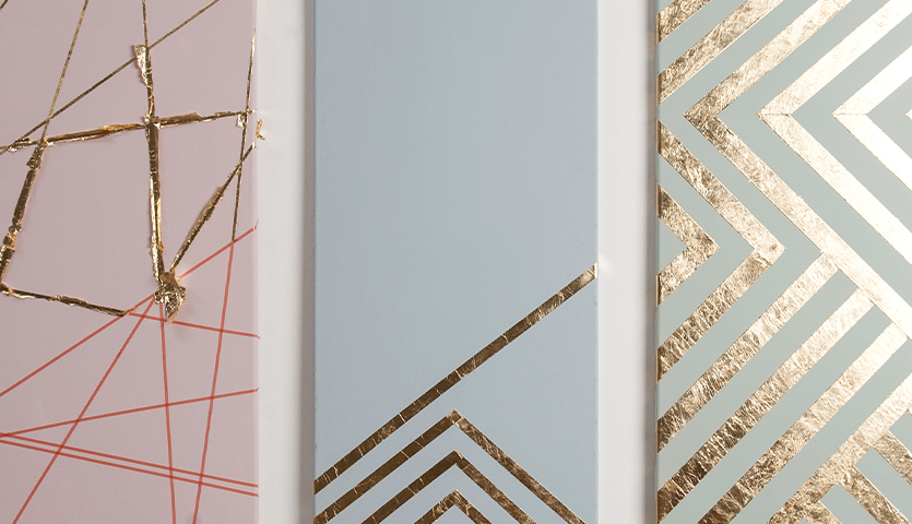 Bastelanleitung Bilder mit Blattmetall: Drei moderne Leinwände mit geometrischen Mustern und goldenen Akzenten.