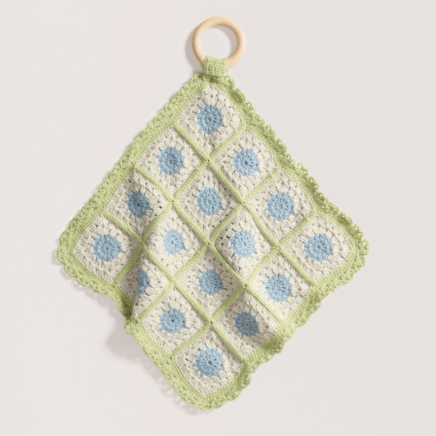 Rico Baby 043: Gehäkeltes Babyspielzeug in Grün und Blau mit Holzring, ideal für Neugeborene.