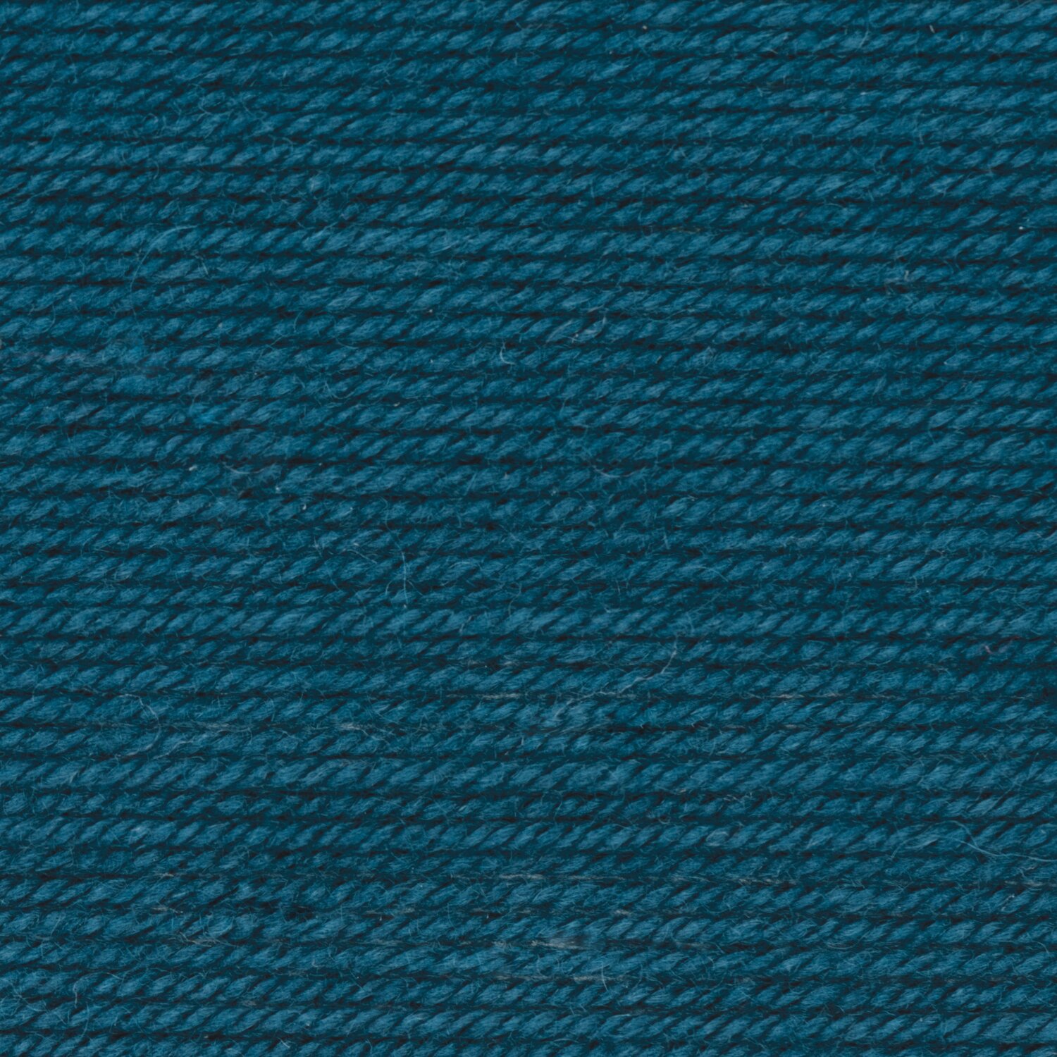 Essentials Merino dk zeigt dicht gewickeltes, zweifädig verzwirntes Garn in Dunkelpetrol von Rico Design, ideal für weiche Strickprojekte, Knäuelgröße 50g 110m