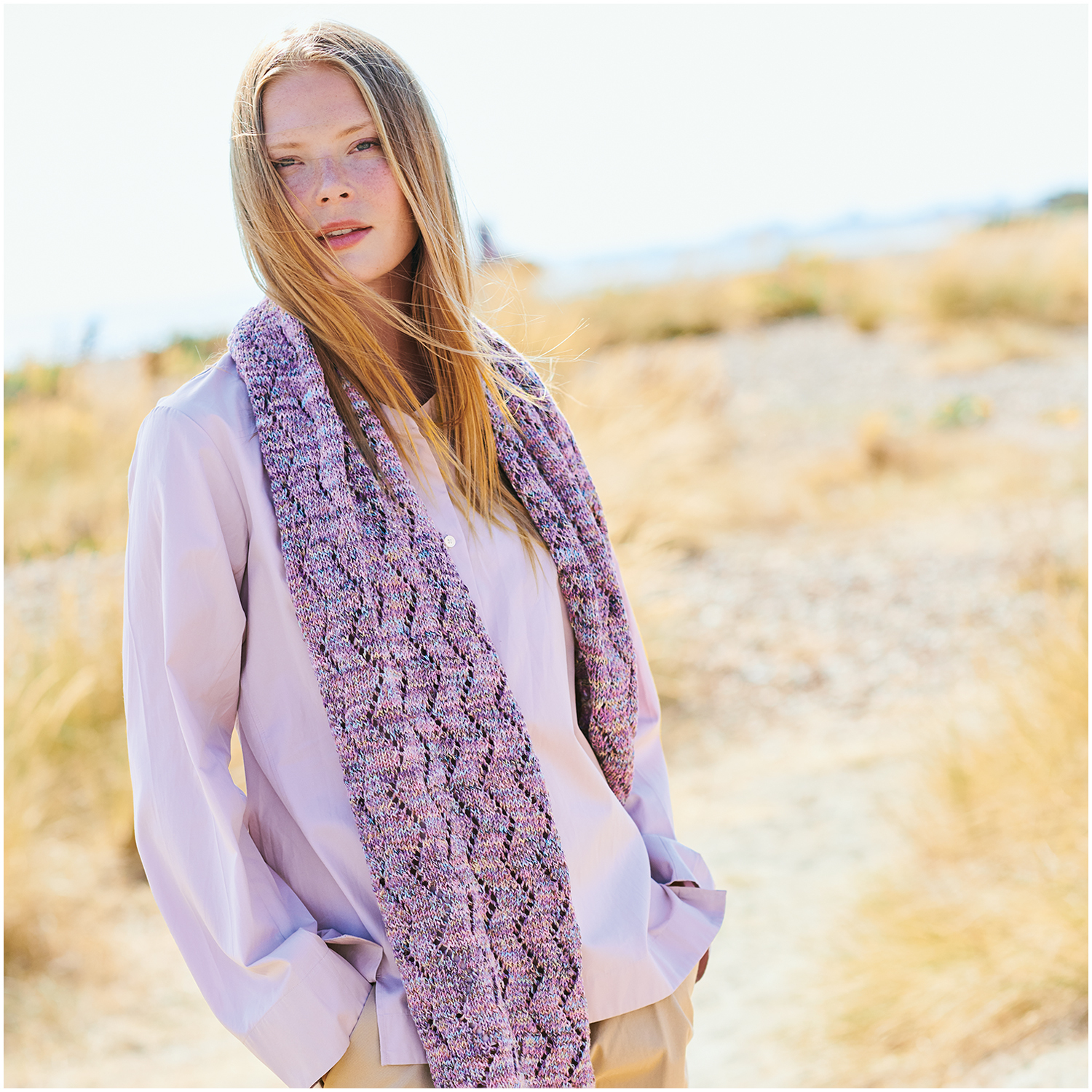 Creative Summer Sprinkles: Frau trägt lila Schal von Rico Design, stehend in sonniger Landschaft.