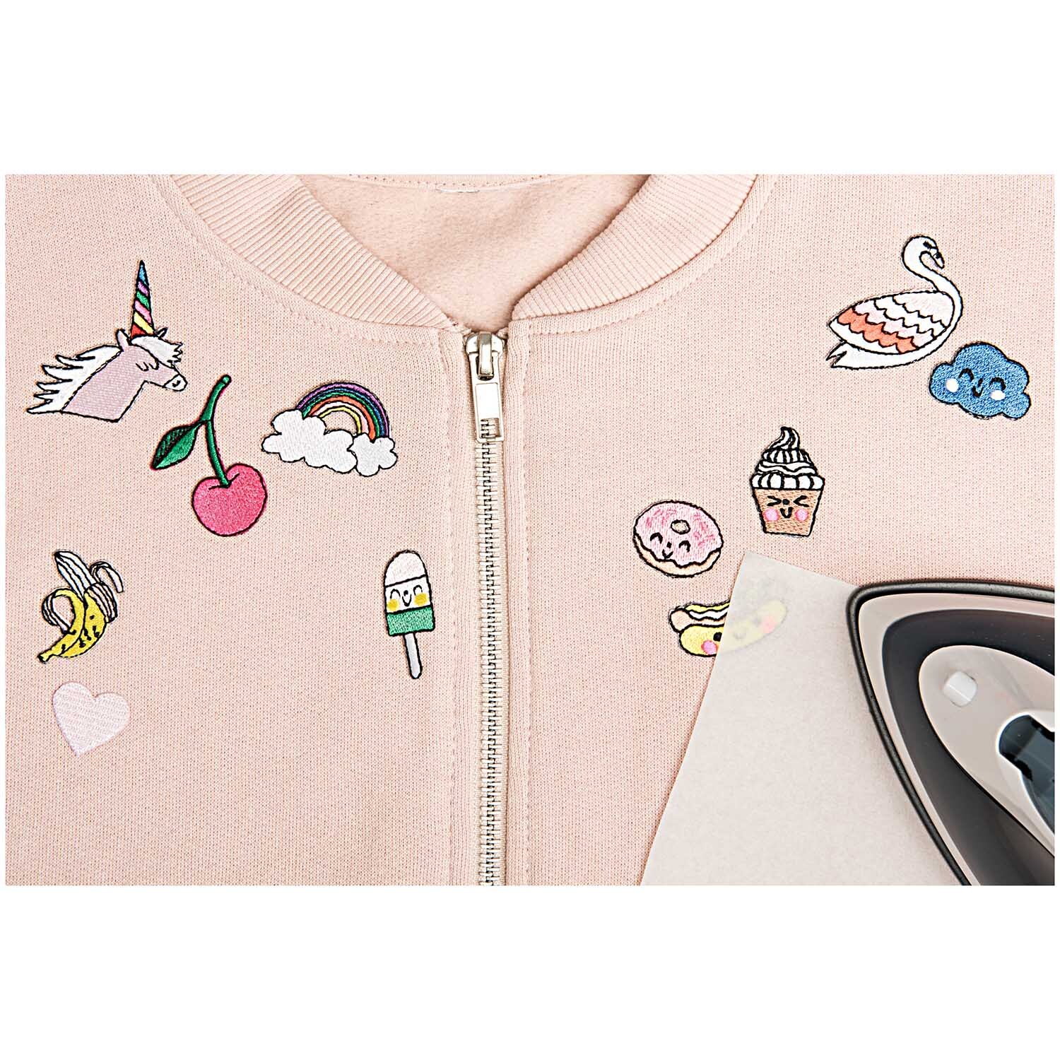 Patches fröhliche Gesichter 6 Stück zum Aufbügeln, Mehrfarbig, mit Einhorn, Kirsche und Regenbogen auf Jacke.