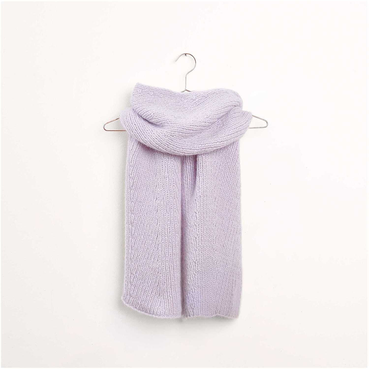 Strickset Schal Modell 14 aus Luxury Knits Winter Special zeigt einen eleganten, gestrickten Schal in warmen Winterfarben.