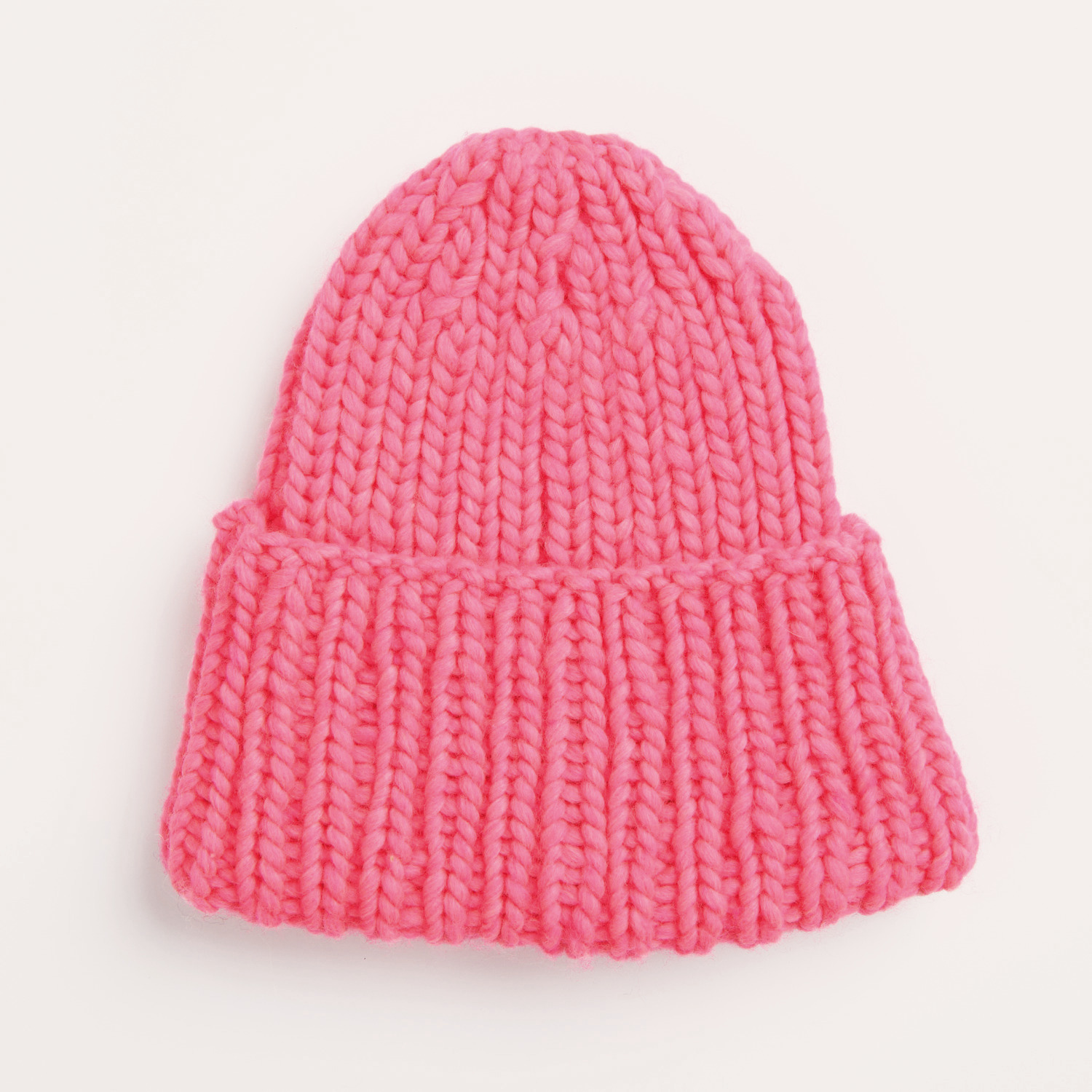 Strickset Mütze Modell 15: Eine pinke, grob gestrickte Mütze von Rico Design, ideal für Herbst-Winter.