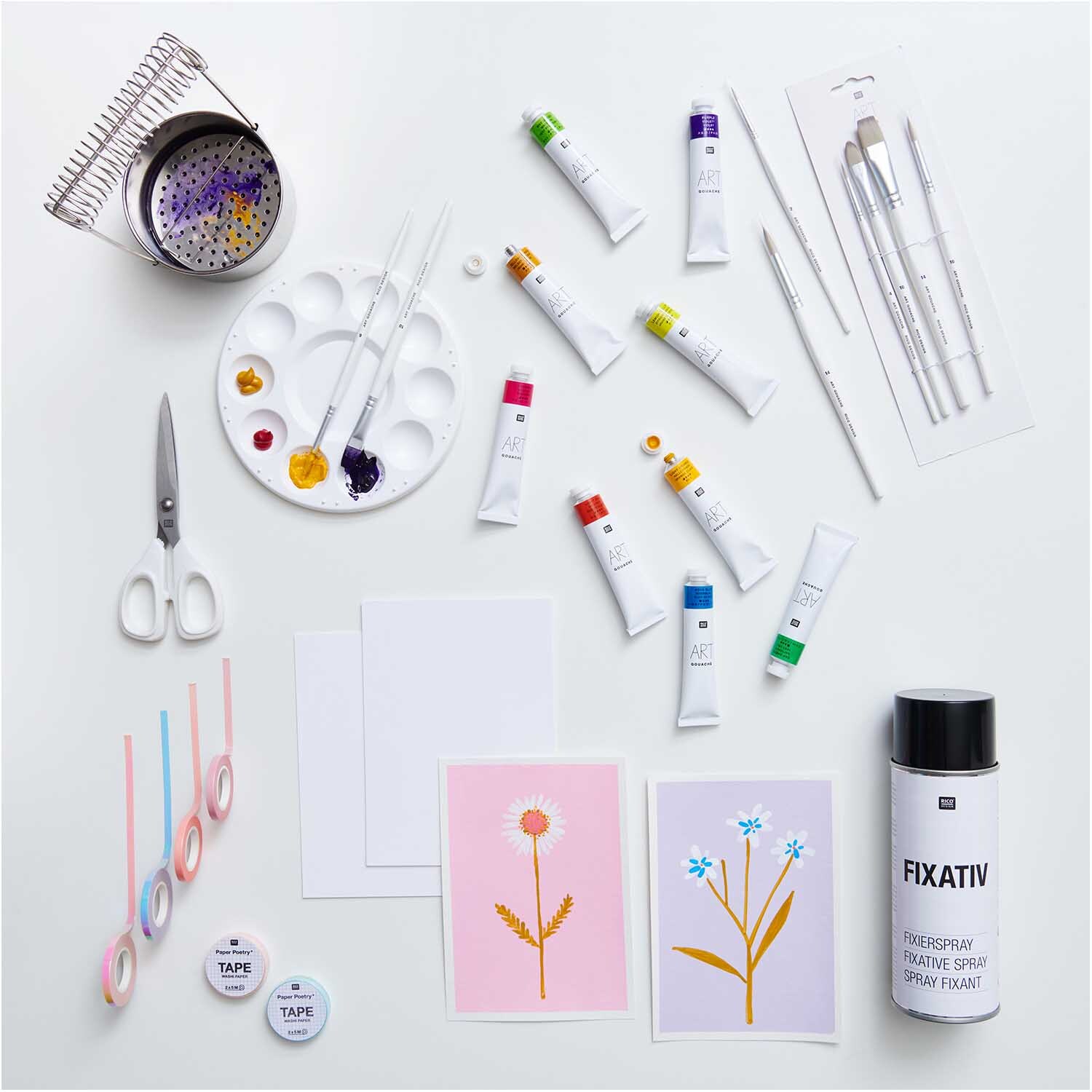 ART Gouache Set Basic 12x 12ml von Rico Design mit Pinseln, Schere und Fixativ auf einem Tisch.
