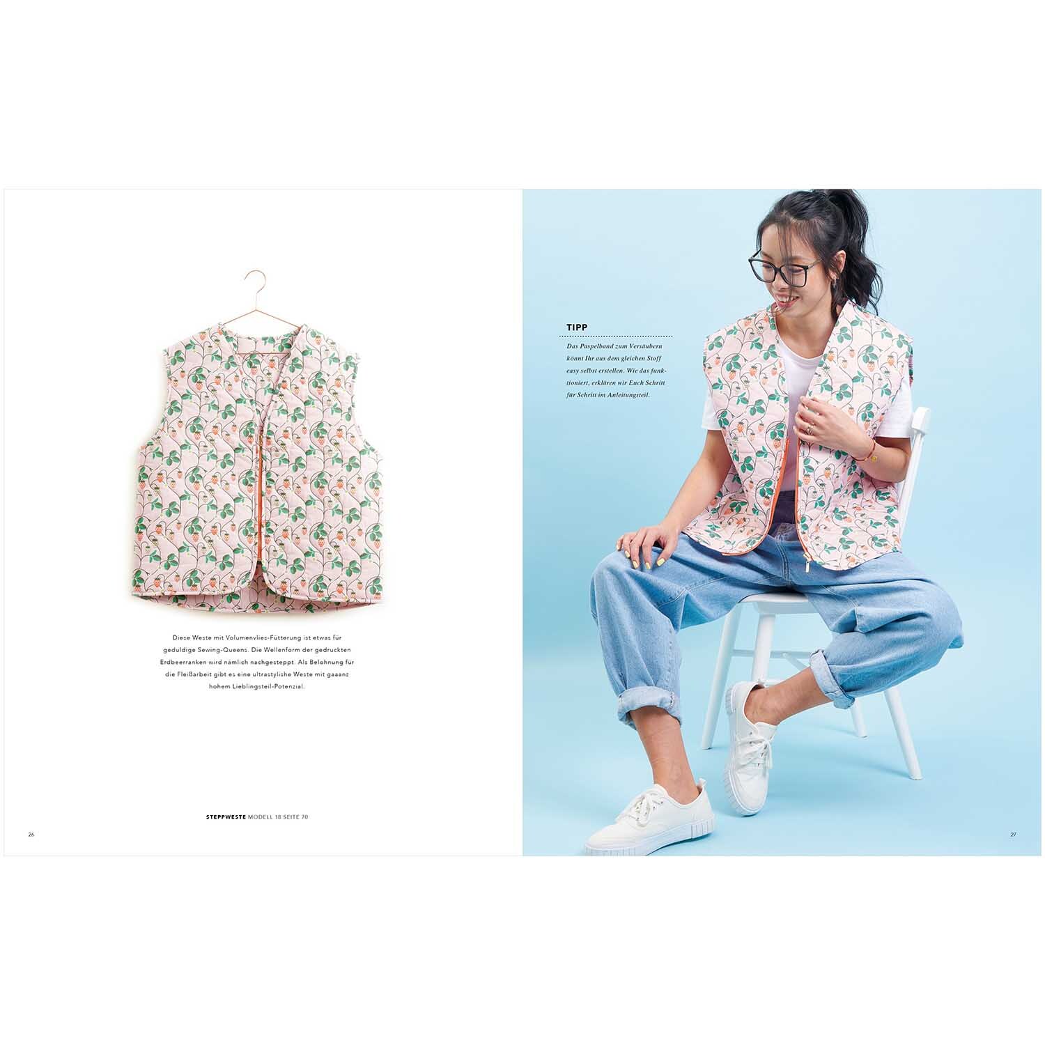 Das Rico Nähbuch Just Bees + Fruits + Flowers zeigt eine Frau in blumiger Weste von Rico Design, sitzend auf einem Stuhl.