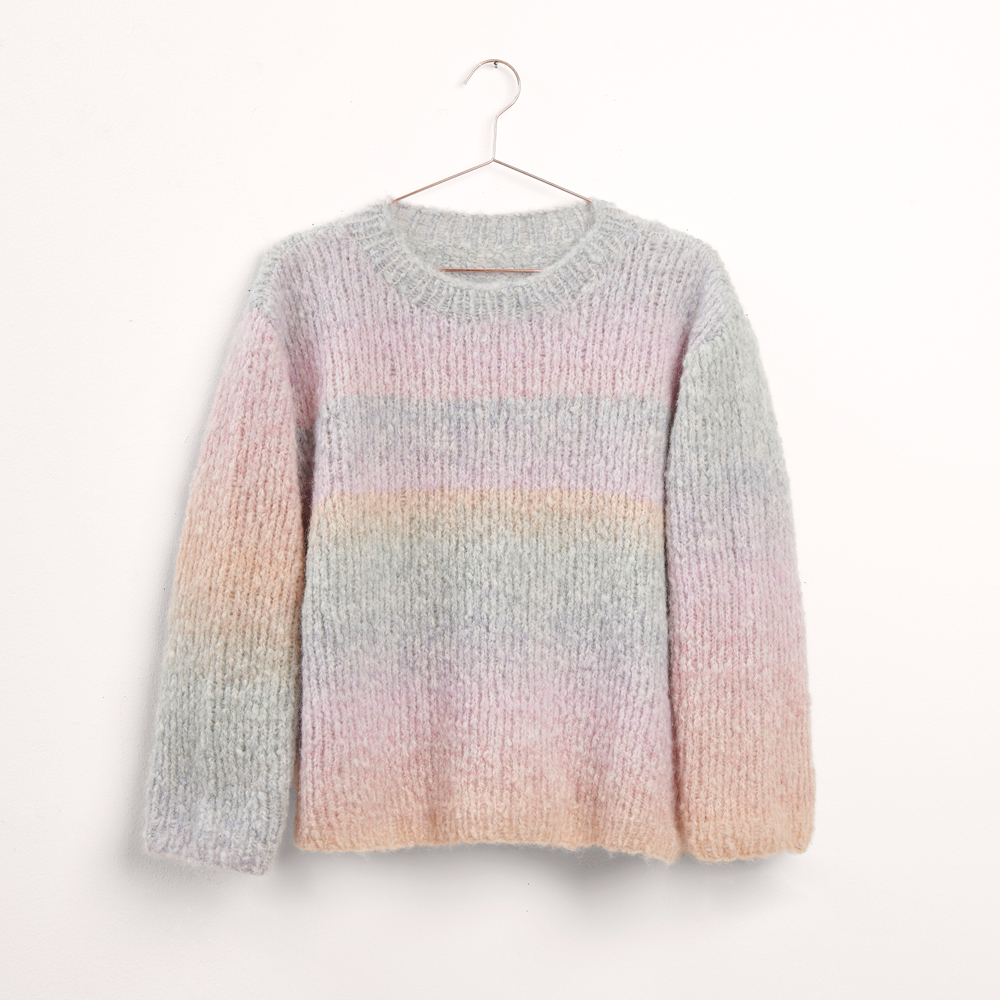 Pullover auf grauem Hintergrund – zum Strickset