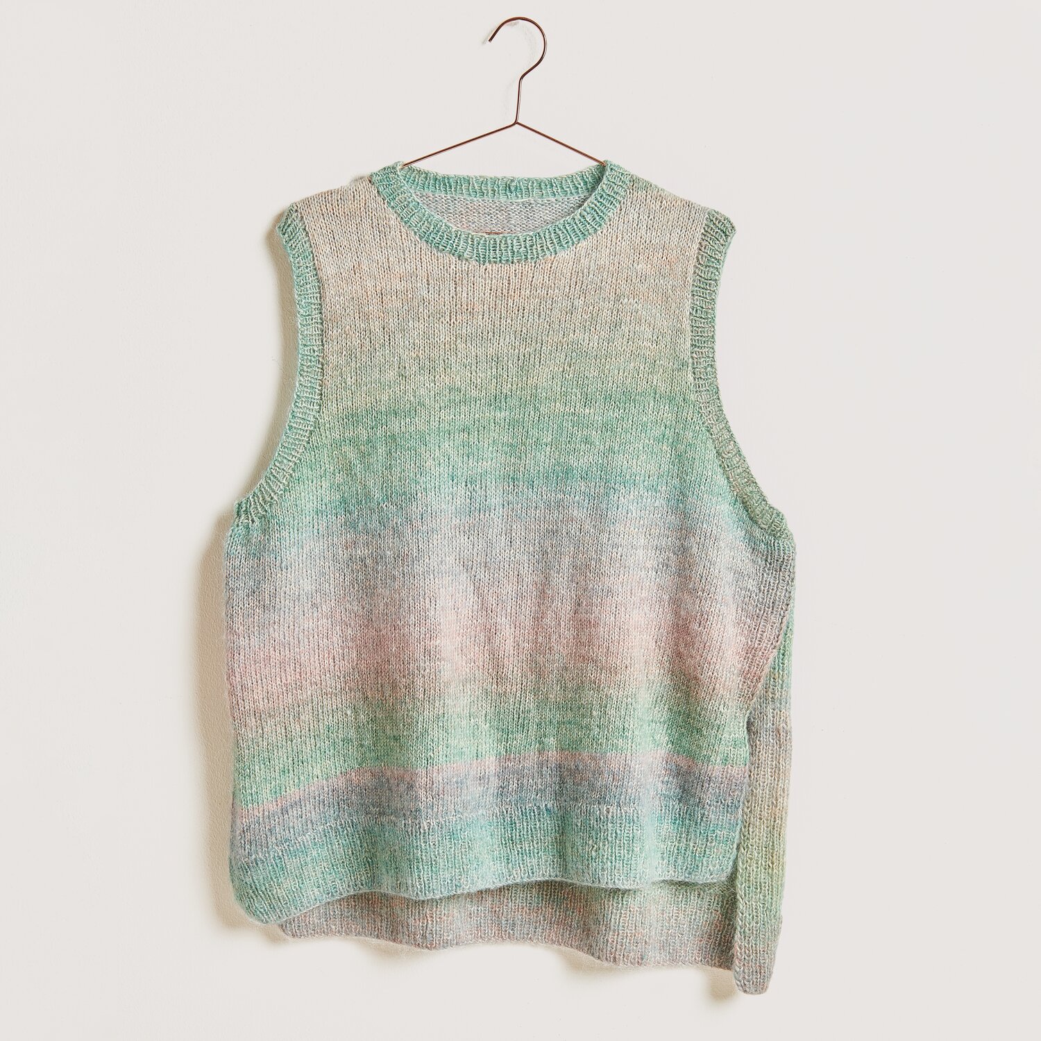 Die Neue Masche No. 12 Frühjahr-Sommer: Ärmelloser Pullover in sanften Pastelltönen, gestrickt aus Creative Painted Power Cotton dk.