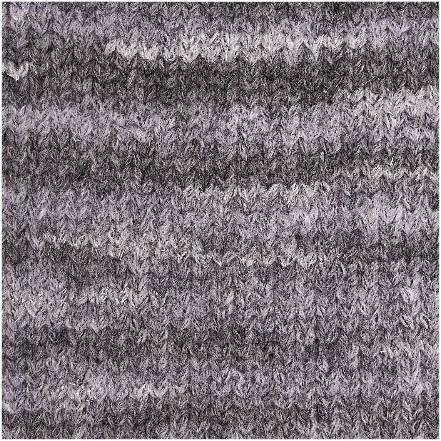 Creative Light Melange Glitz: Nahaufnahme eines gestrickten Stoffes in Grau Mix von Rico Design, 50g 150m. Ideal für elegante Strickprojekte.