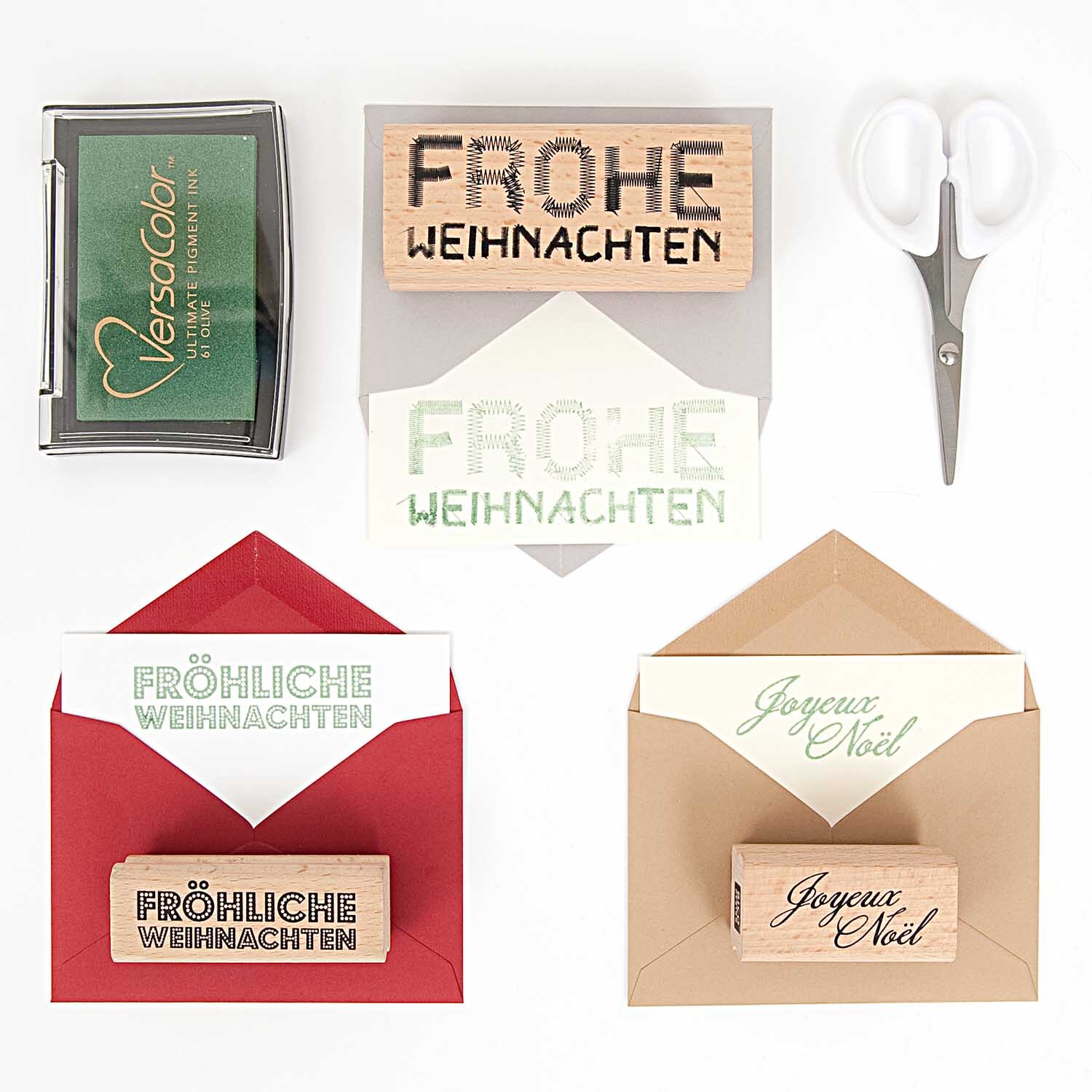 Präzisionsschere klein 10cm von Rico Design neben Stempeln und Umschlägen für Weihnachtskarten.