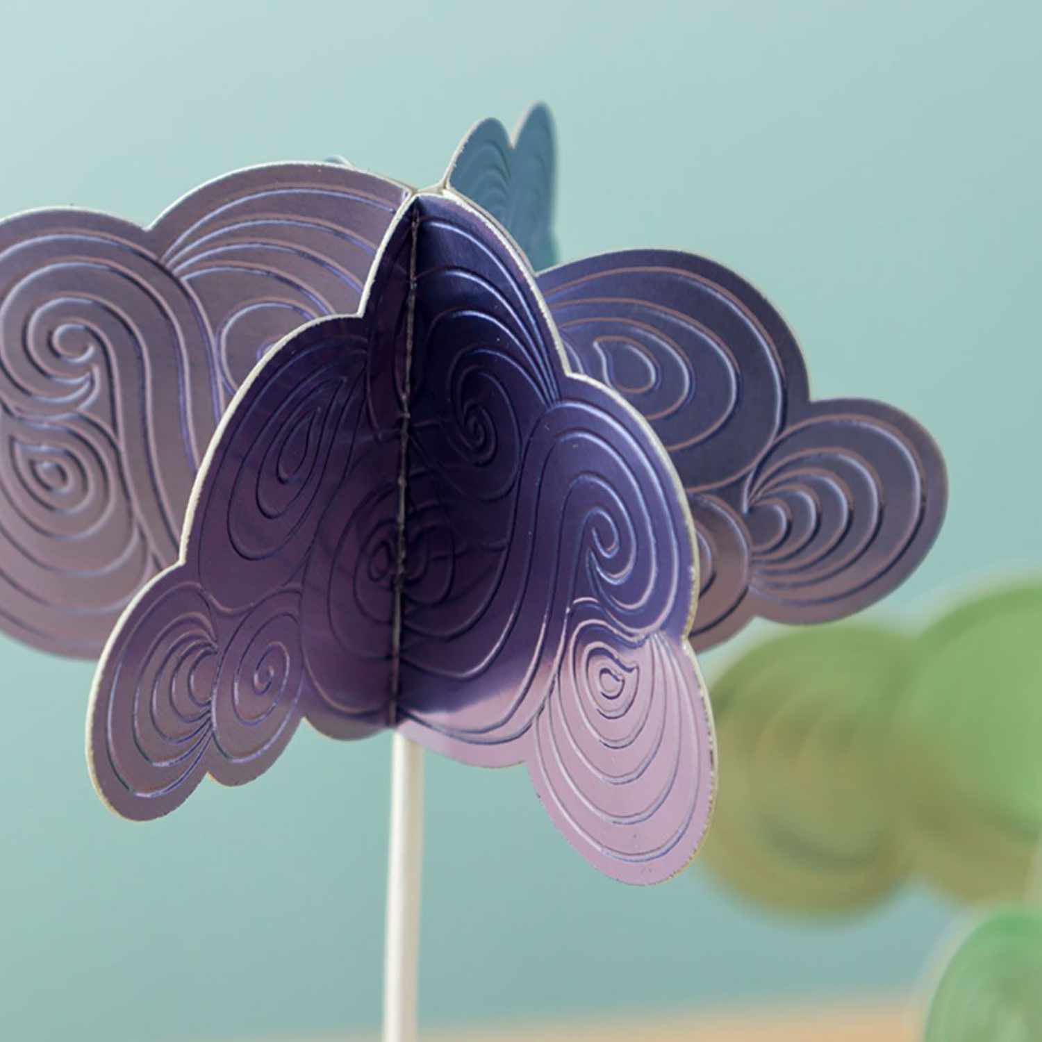 Maker Fine Debossing Tip 21 Prägeklinge: Lila Papierkunstwerk mit feinen Prägungen, erstellt mit Cricut-Werkzeug.