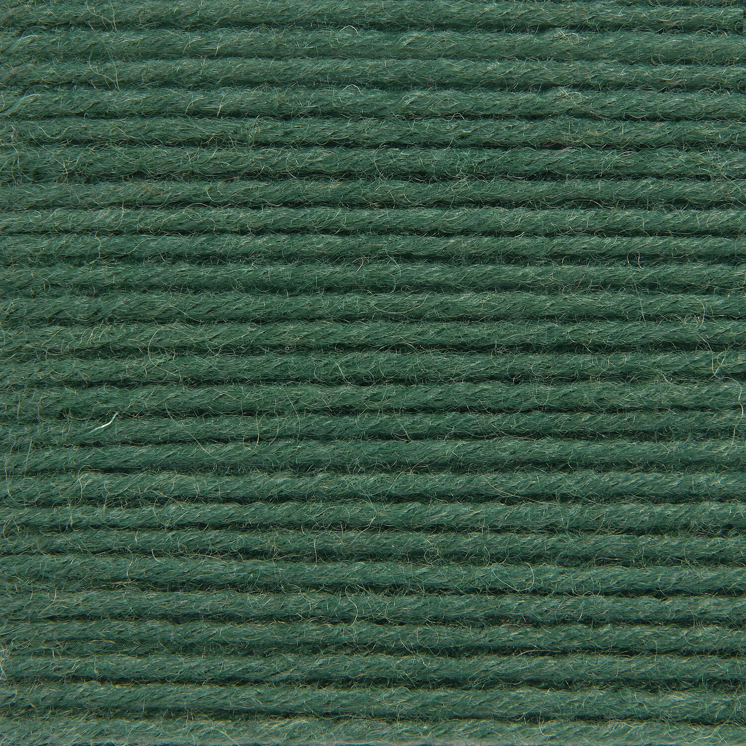 Sockenwolle Premium 6-fädig von Rico Design in Loden zeigt dichte, grüne Fasern für Strickprojekte.