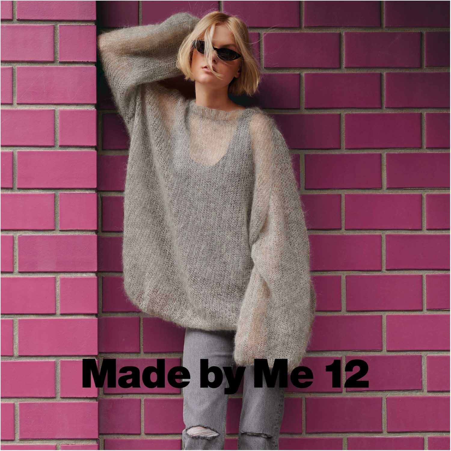 Essentials Super Kid Mohair Loves Silk Pullover in Hellgrau Melange von Rico Design, getragen von Frau vor pinker Ziegelwand.