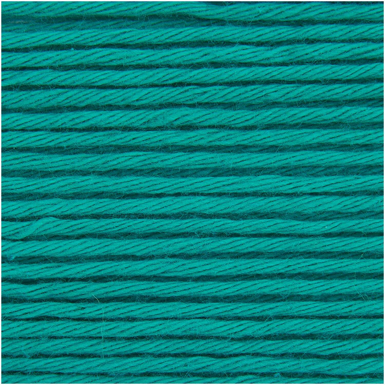 Cotton Universal: Nahaufnahme von aqua-farbenem Garn, 50g 85m, von Wolle Rödel. Ideal für Strickprojekte.