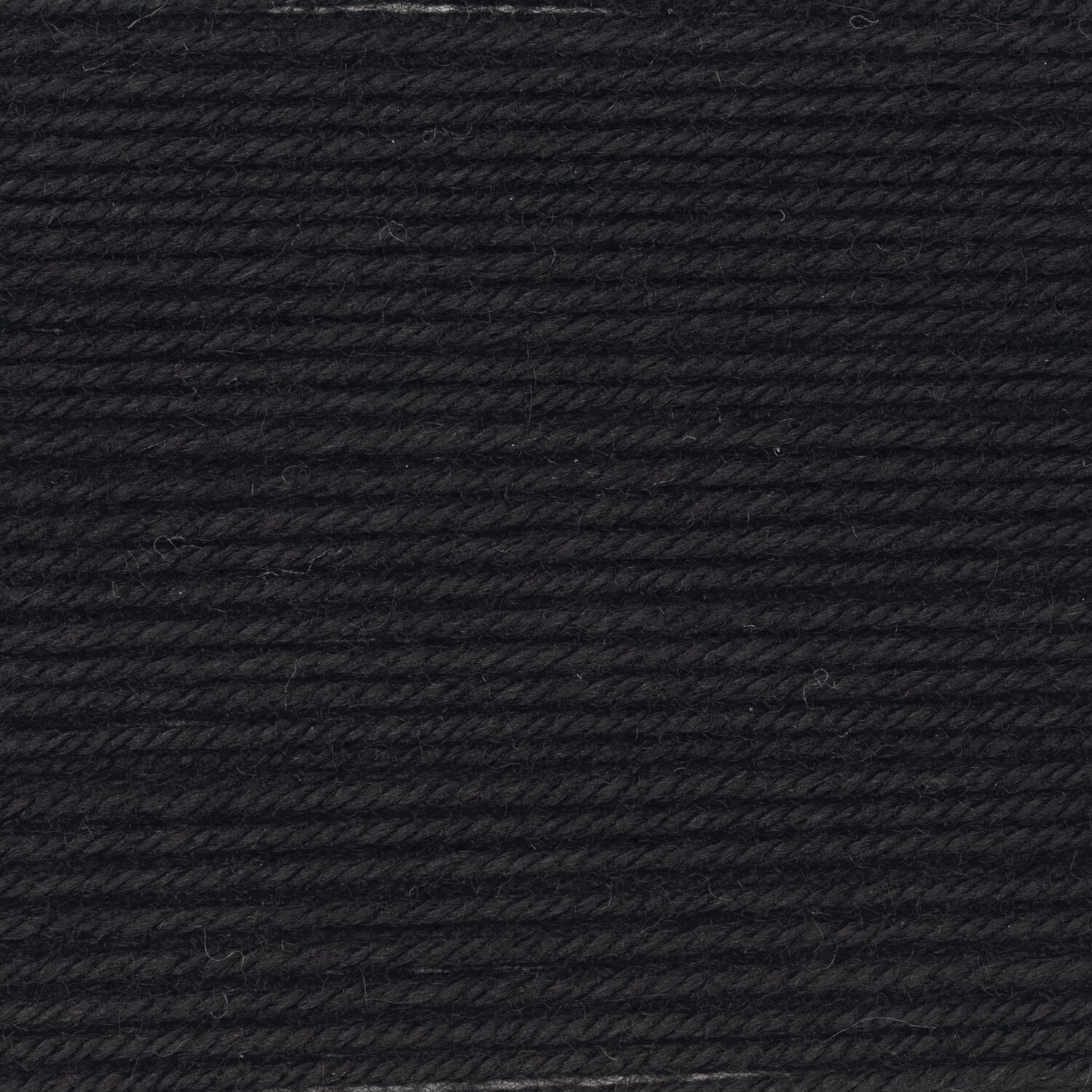 Essentials Merino dk zeigt dicht gewickeltes, gleichmäßig verzwirntes Garn von Rico Design, detailreiche Strukturaufnahme eines 50g 110m Knäuels.
