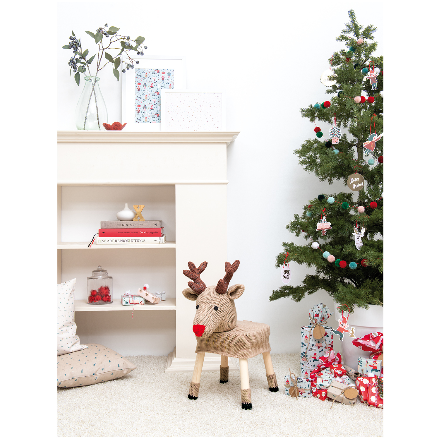 Creative Lamé: Festlich dekorierter Raum mit Weihnachtsbaum, Geschenken und Rentierfigur.