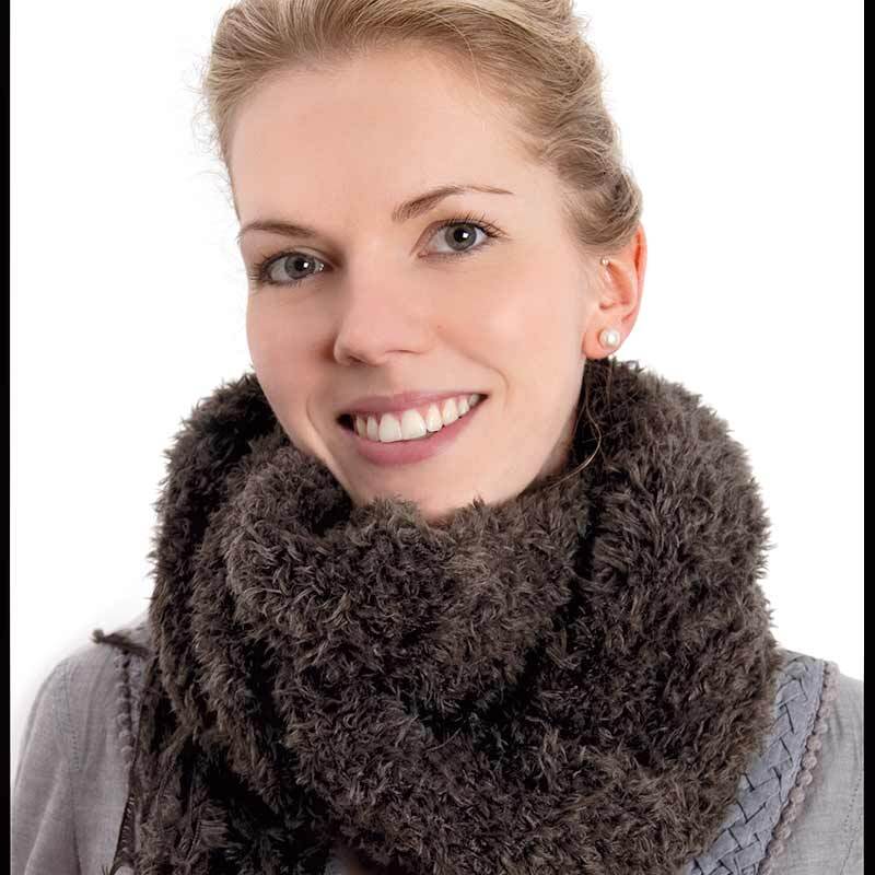 Fashion FUR: Frau trägt weichen, braunen Schal von Rico Design, ideal für kalte Tage.