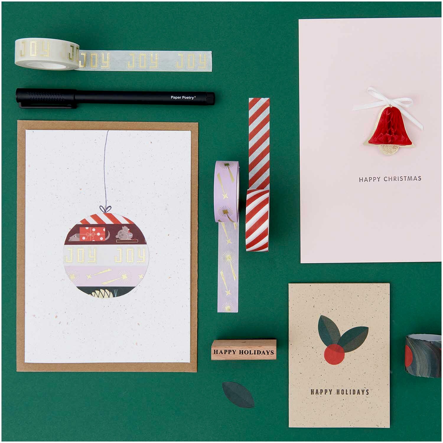 Paper Poetry Wabenpapiersticker Glocken 1 Blatt von Rico Design auf grünem Hintergrund mit Weihnachtskarten und Dekorationen.
