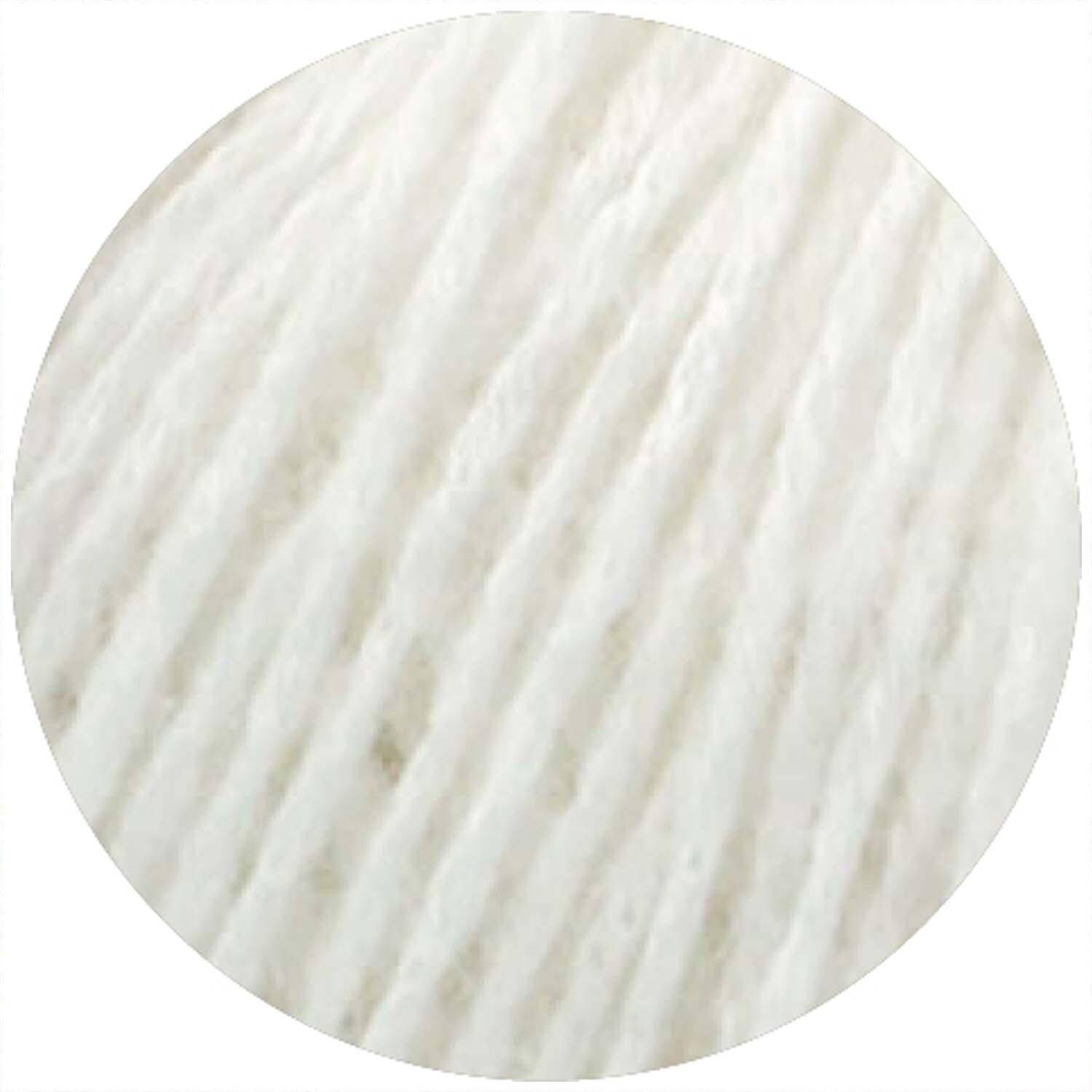 Ecopuno von Lana Grossa: Nahaufnahme eines weißen Wollknäuels mit weicher Textur, 50g 215m.