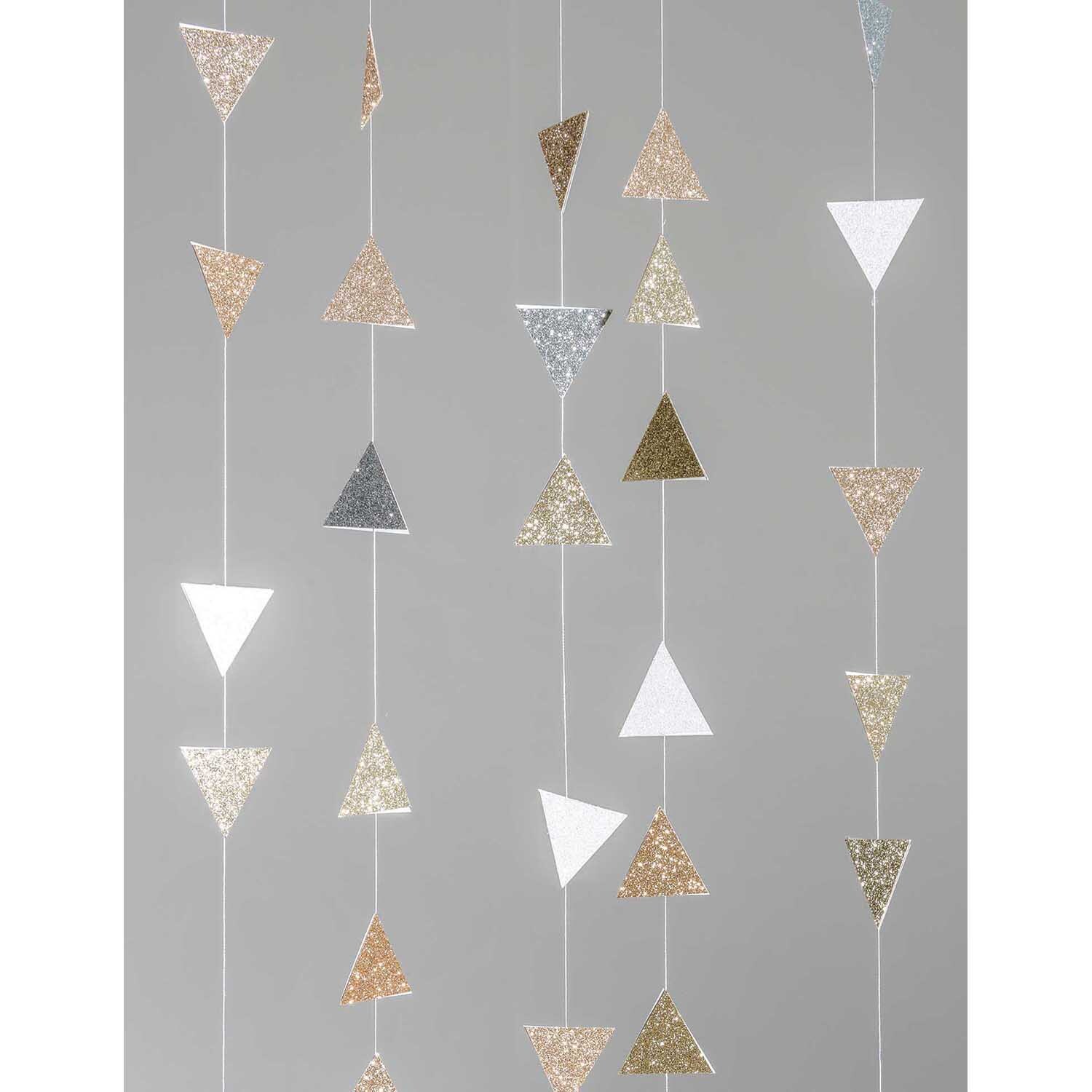 Paper Poetry Glitterpapierblock Princess Mix zeigt glitzernde Dreiecke in Gold, Silber und Weiß. Ideal für kreative Bastelprojekte.
