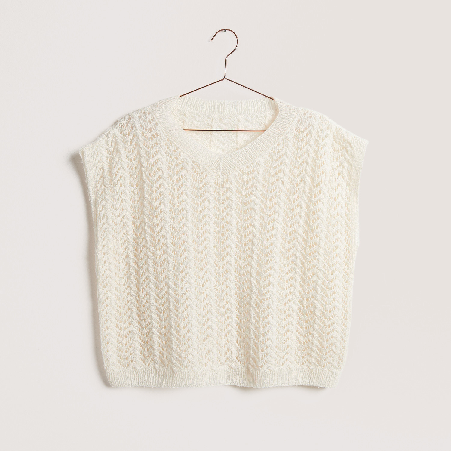 Shirt auf grauem Hintergrund – zum Strickset