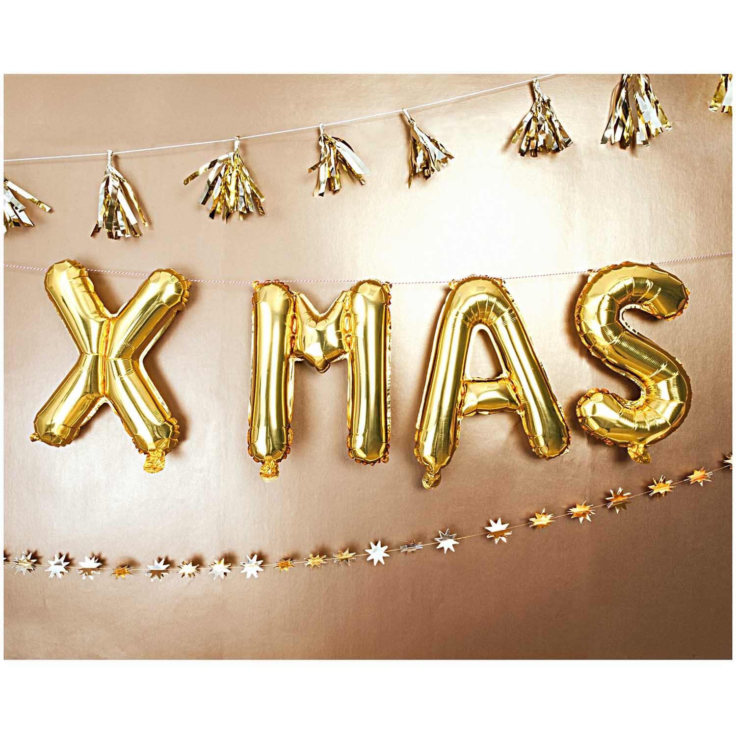 Folienballon Buchstabe gold 36cm: Goldene Buchstabenballons bilden das Wort "XMAS" vor einem festlichen Hintergrund.