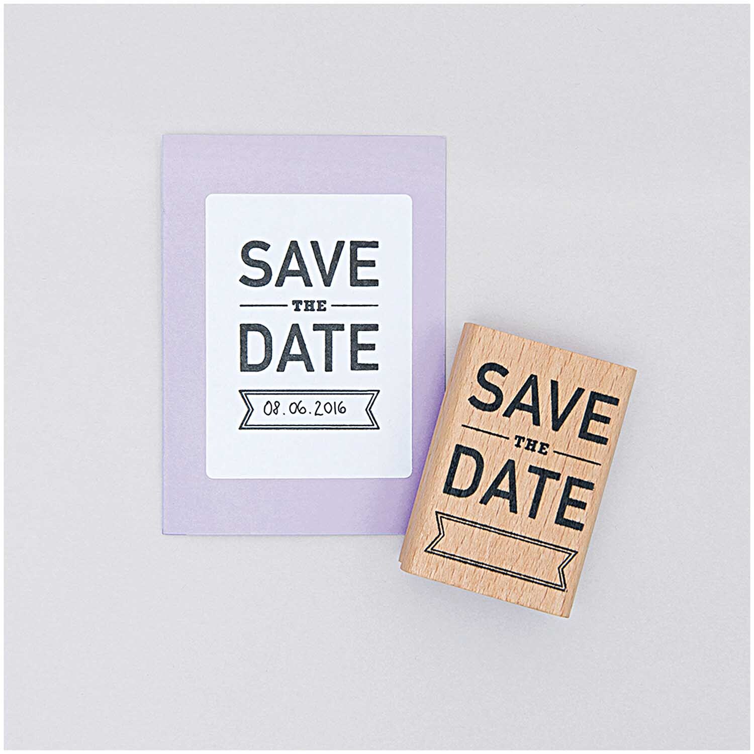 Paper Poetry Office Sticker Etiketten auf lila Karte mit Holzstempel, "Save the Date" Design.