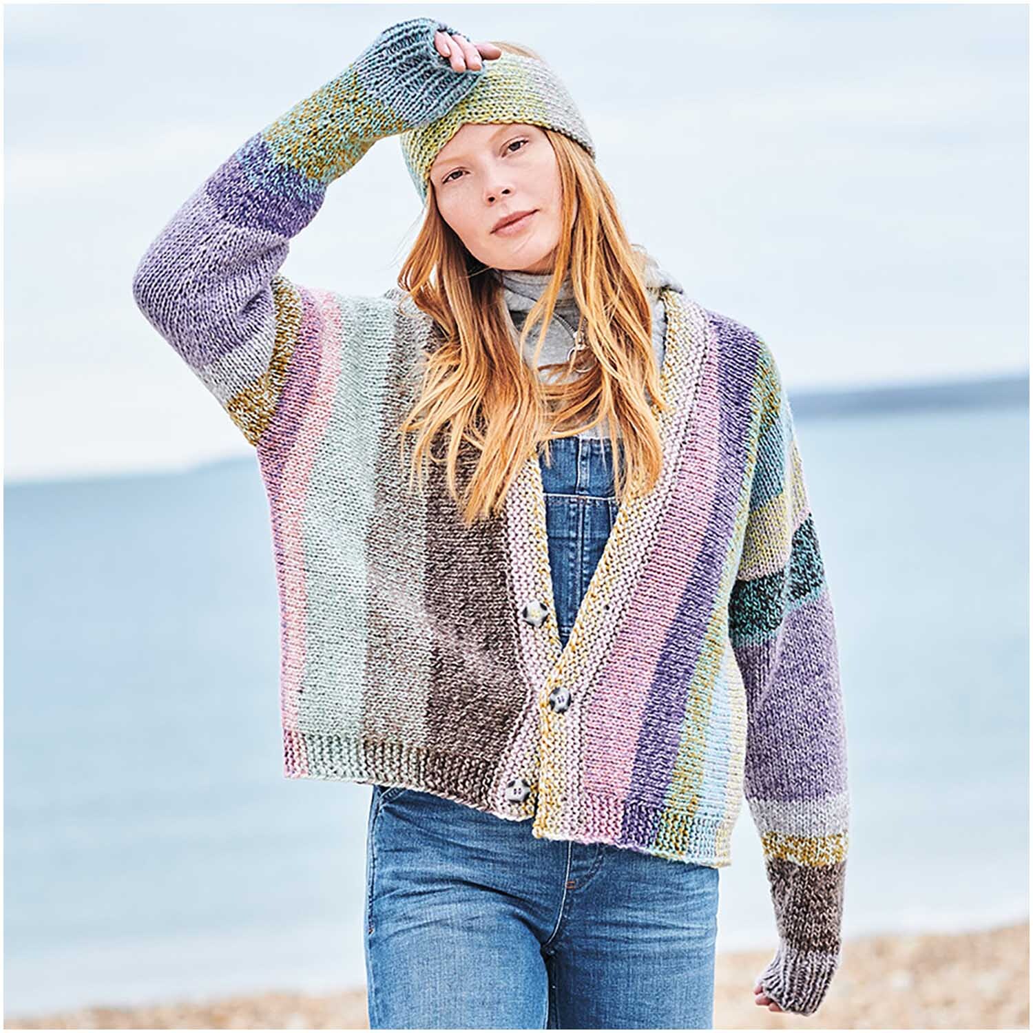 Creative Chic-Unique: Frau am Strand trägt gestreifte Strickjacke und Mütze von Rico Design.