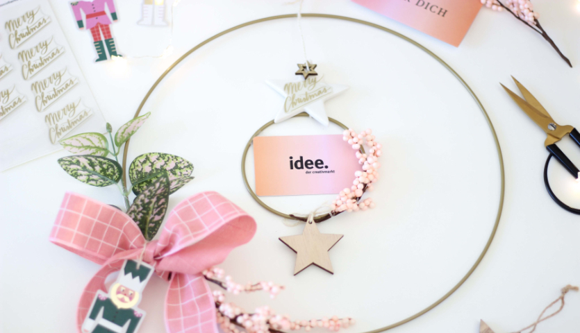Bastelanleitung Gutscheinverpackung im Dekoring: Kreative DIY-Idee mit rosa Schleife und Dekoration.