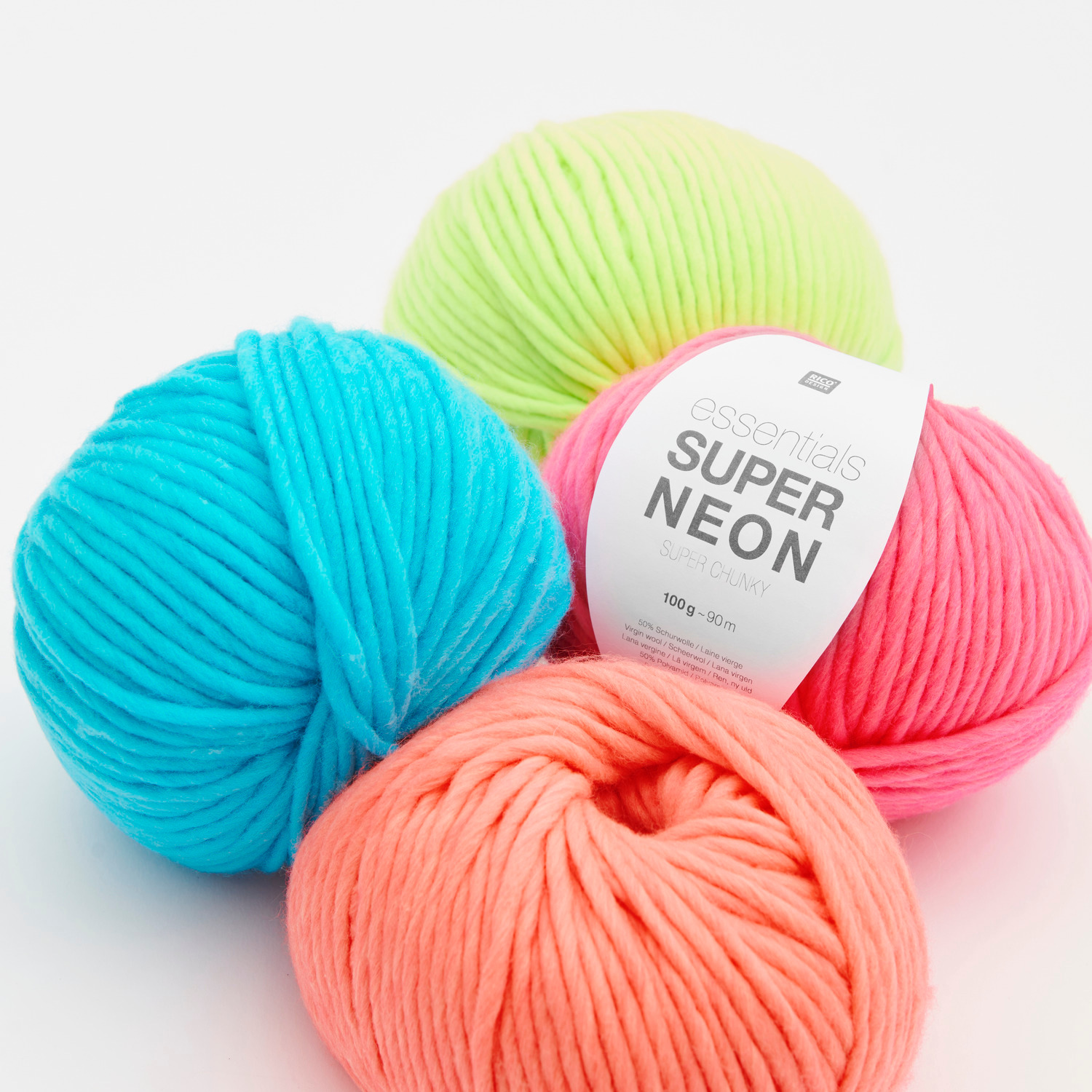 Essentials Super Neon Super chunky: Vier bunte Wollknäuel in Orange, Grün, Blau und Pink von Rico Design, 100g 90m.