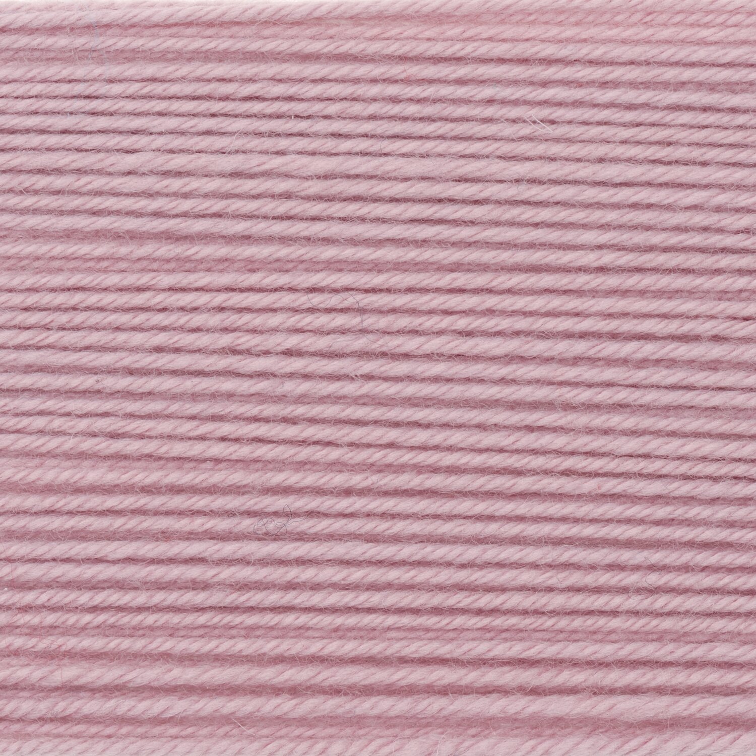 Essentials Merino dk, weiches Strickgarn von Rico Design, Nahaufnahme feiner Fasern, Subtitel 50g 110m, ideal für Pullover, Mützen und Babysachen