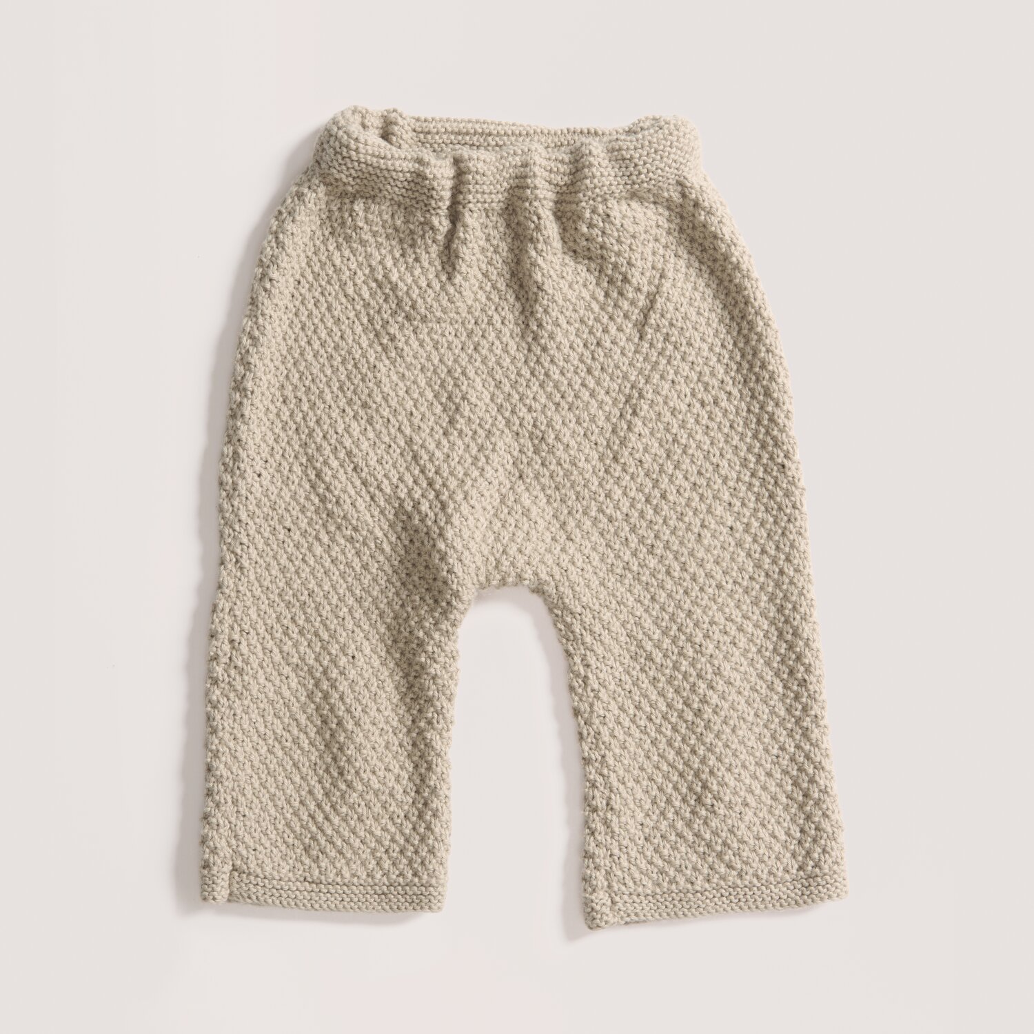 Strickset Hose Modell 07 aus Baby 043 in Greige, gestrickt aus weichem Cozy Organic Cotton Cashmere.