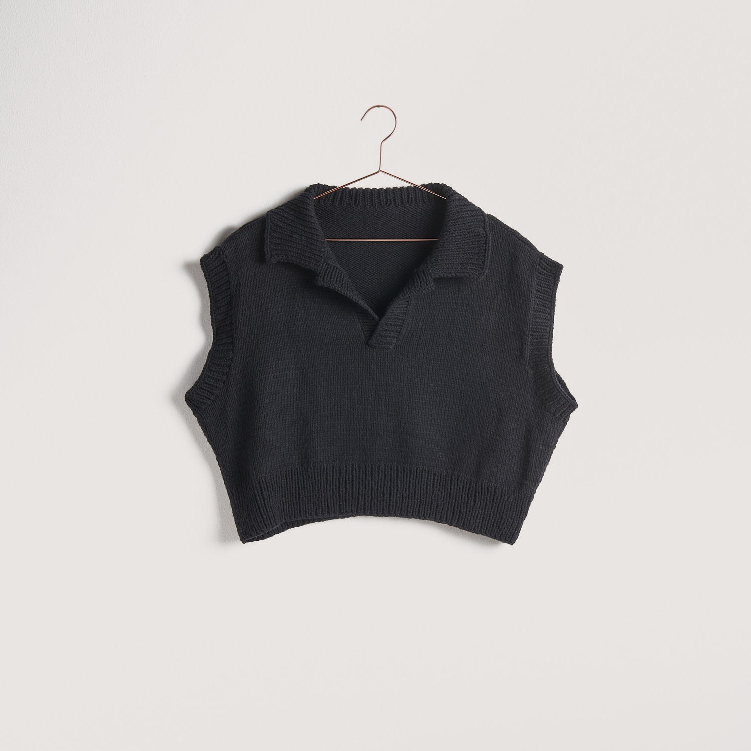 Special "Vegan Cashmere" Strickset Pullunder in Schwarz von Rico Design, auf einem Kleiderbügel präsentiert.