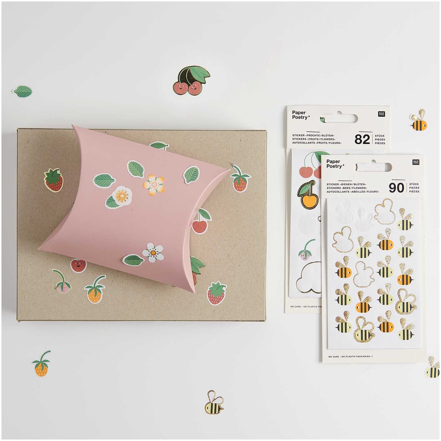 Paper Poetry Sticker Bienen & Blüten von Rico Design auf Geschenkbox und Verpackung, mit bunten Motiven von Bienen und Blumen.