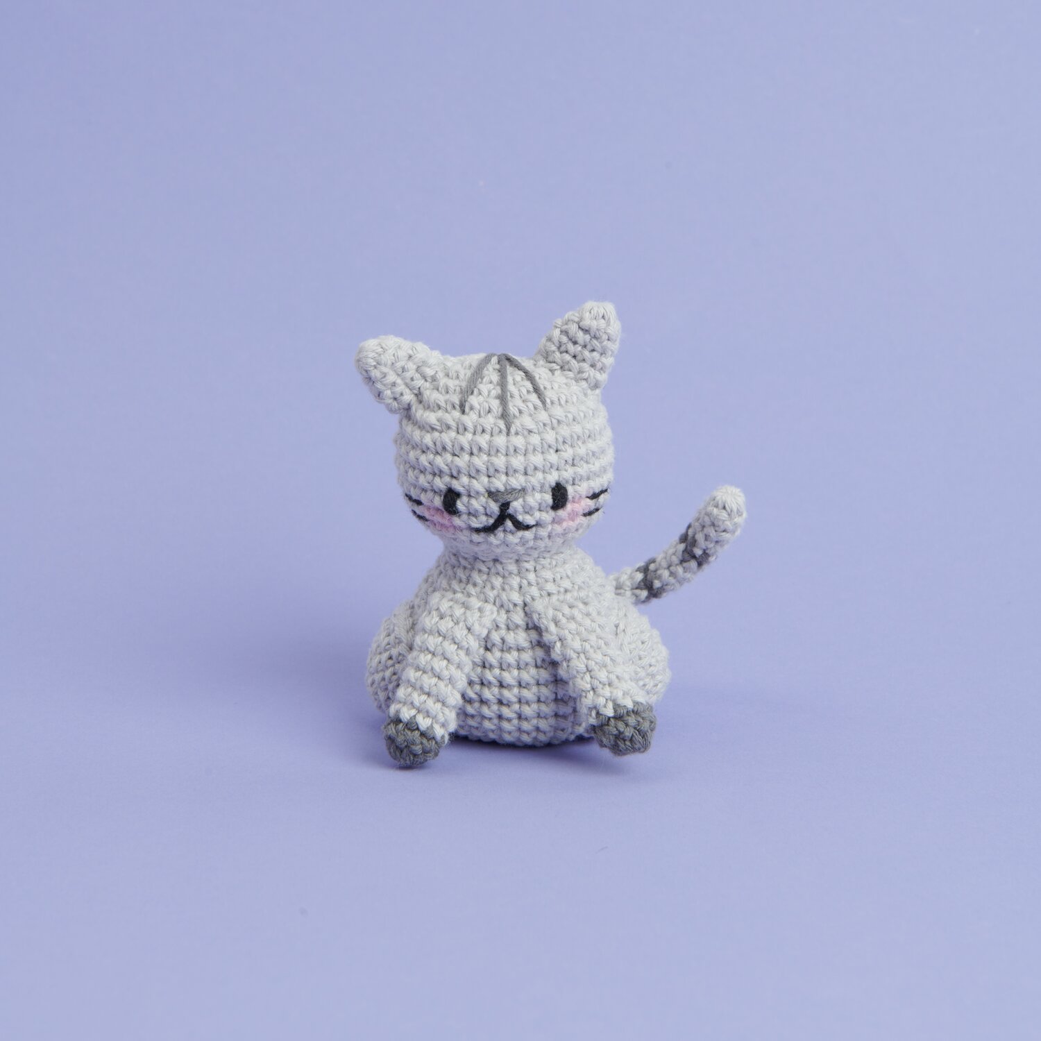 Ricorumi Mini Easy Häkelset - Katze: Graue gehäkelte Katze von Rico Design vor lila Hintergrund.