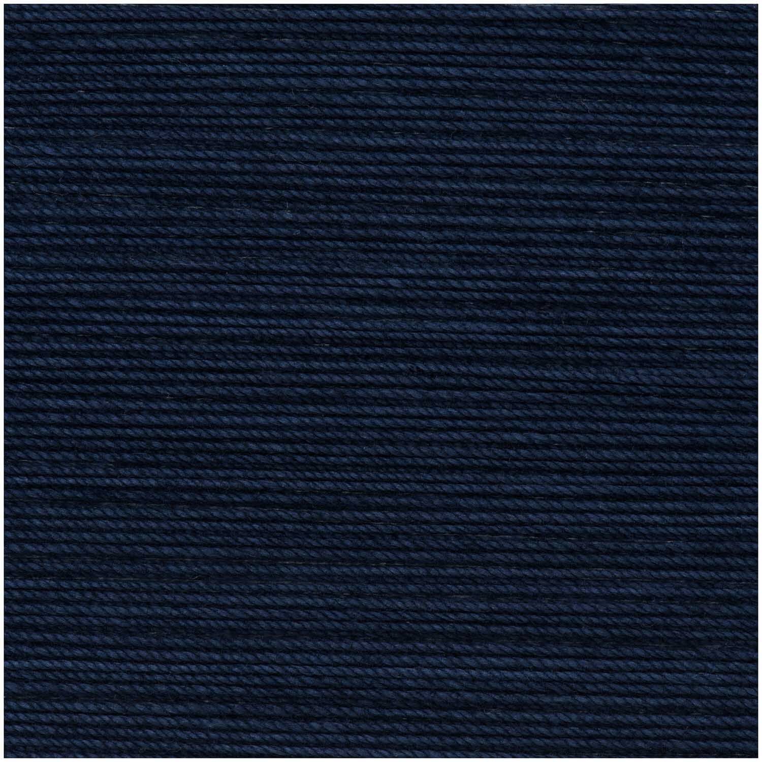 Häkelgarn in Marineblau von Wolle Rödel, 50g 280m. Das Bild zeigt dunkelblaues Garn in Nahaufnahme.