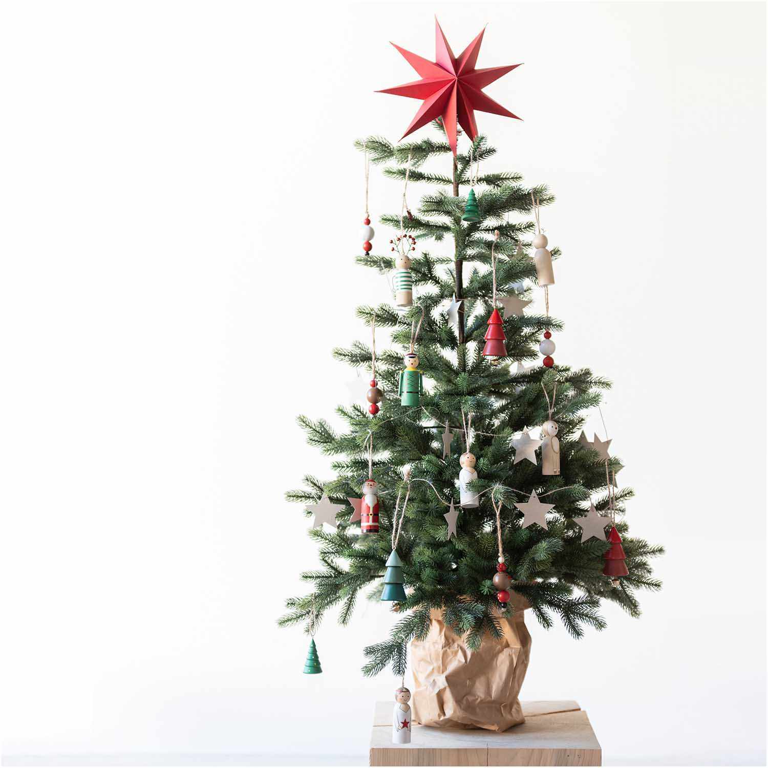 Holzhänger Rentier natur 3x10cm von Rico Design an einem festlich geschmückten Weihnachtsbaum mit rotem Stern.