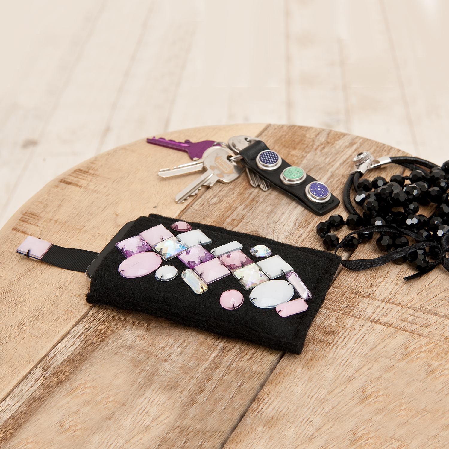 Bastelanleitung Handytasche mit Schmucksteinen von Rico Design