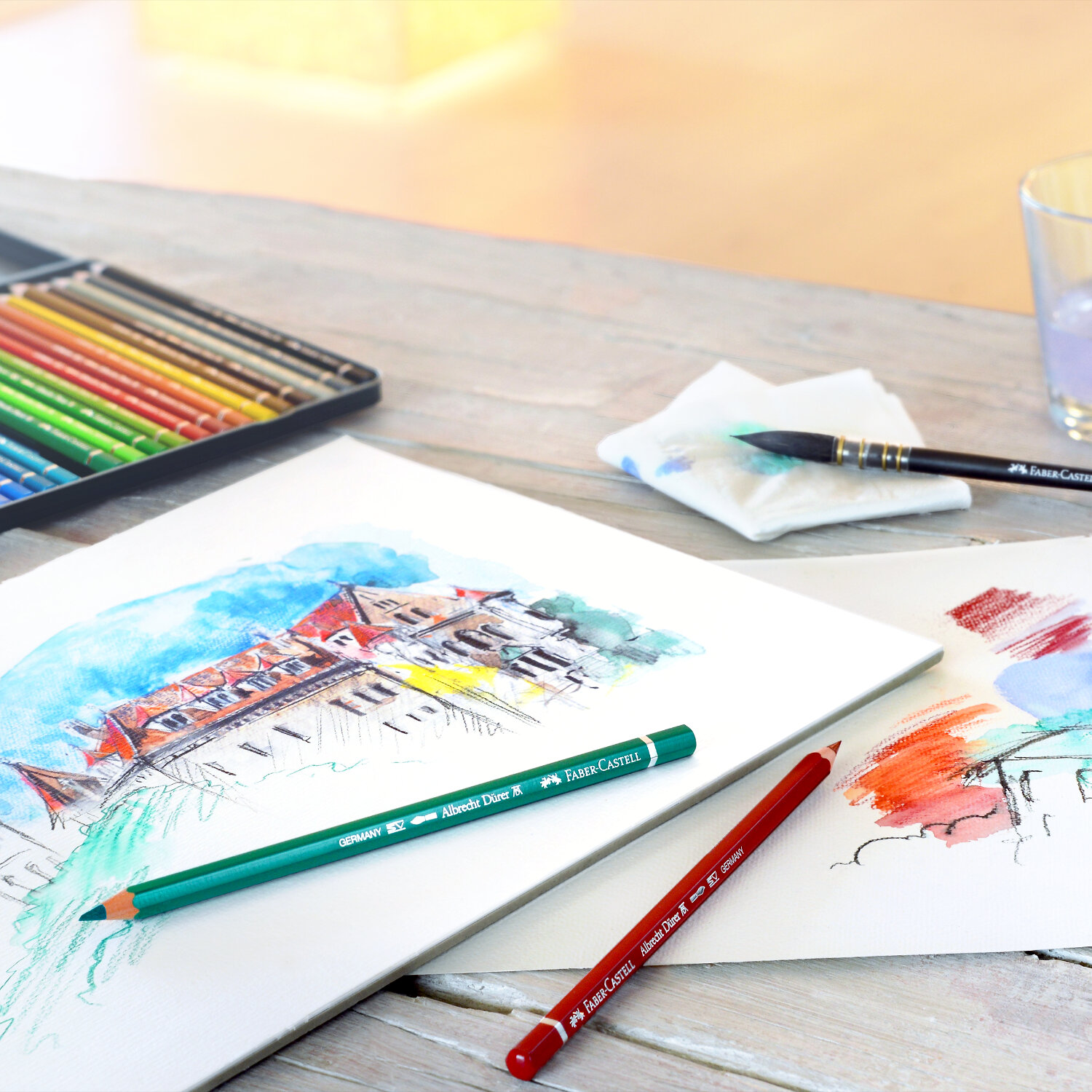 Albrecht Dürer Aquarellstift von Faber Castell auf einem Tisch mit Skizzen und Malutensilien.