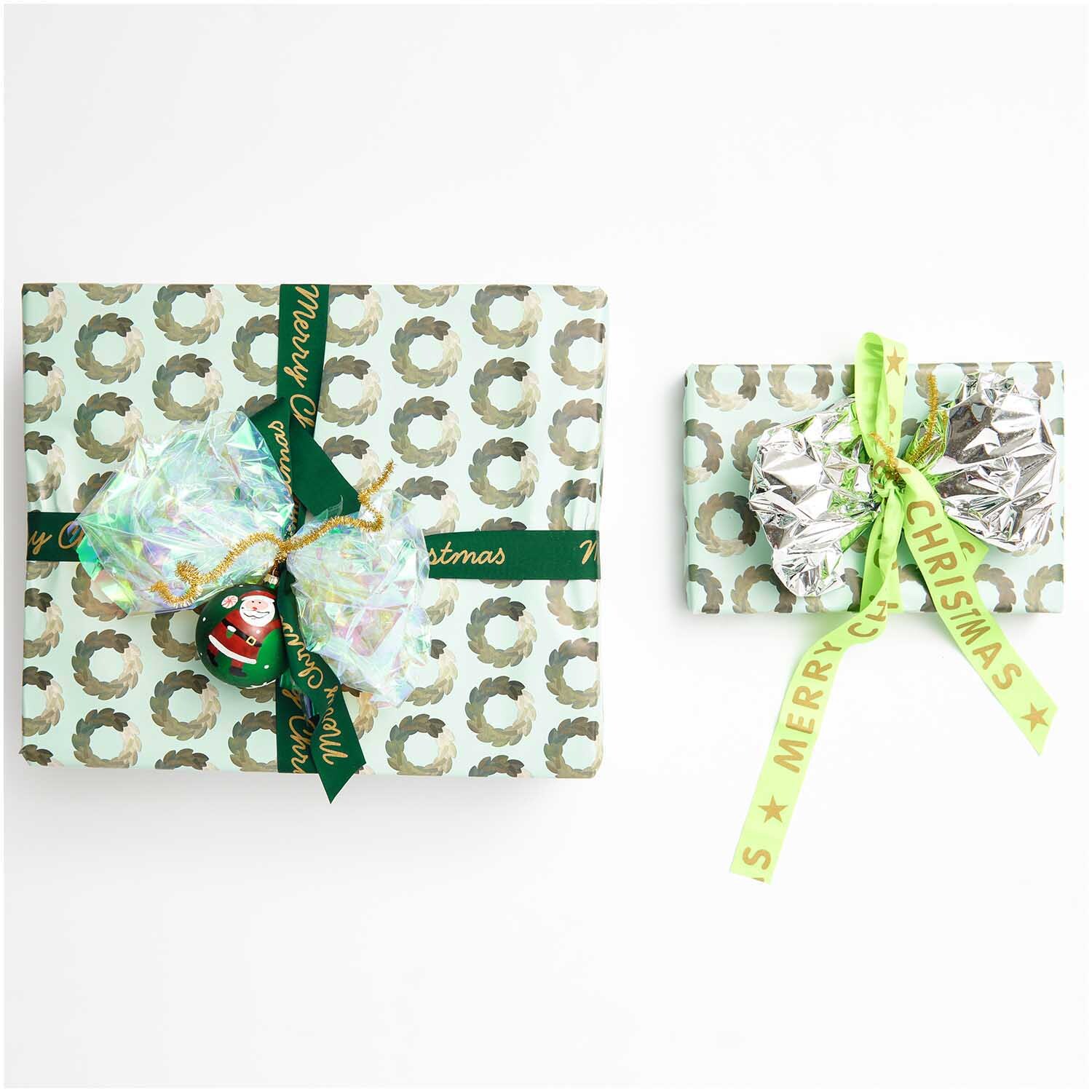 Paper Poetry Taftband Merry Christmas dekoriert Geschenke mit festlichem Muster und Schleifen.