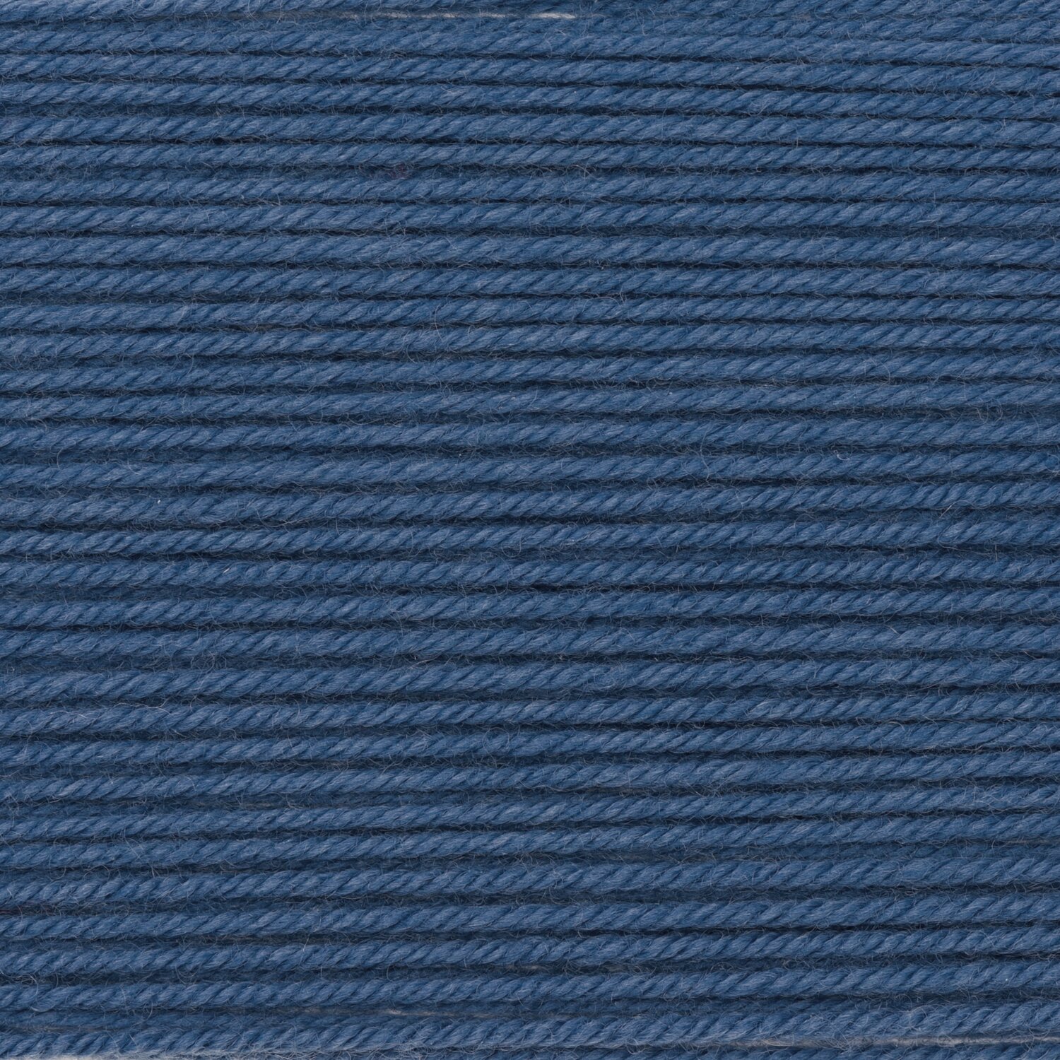 Essentials Merino dk, feine mitteldicke Wolle von Rico Design in melierter Blaunuance, glatt aufgewickelt, ideal für weiche Strick- und Häkelprojekte, 50g 110m