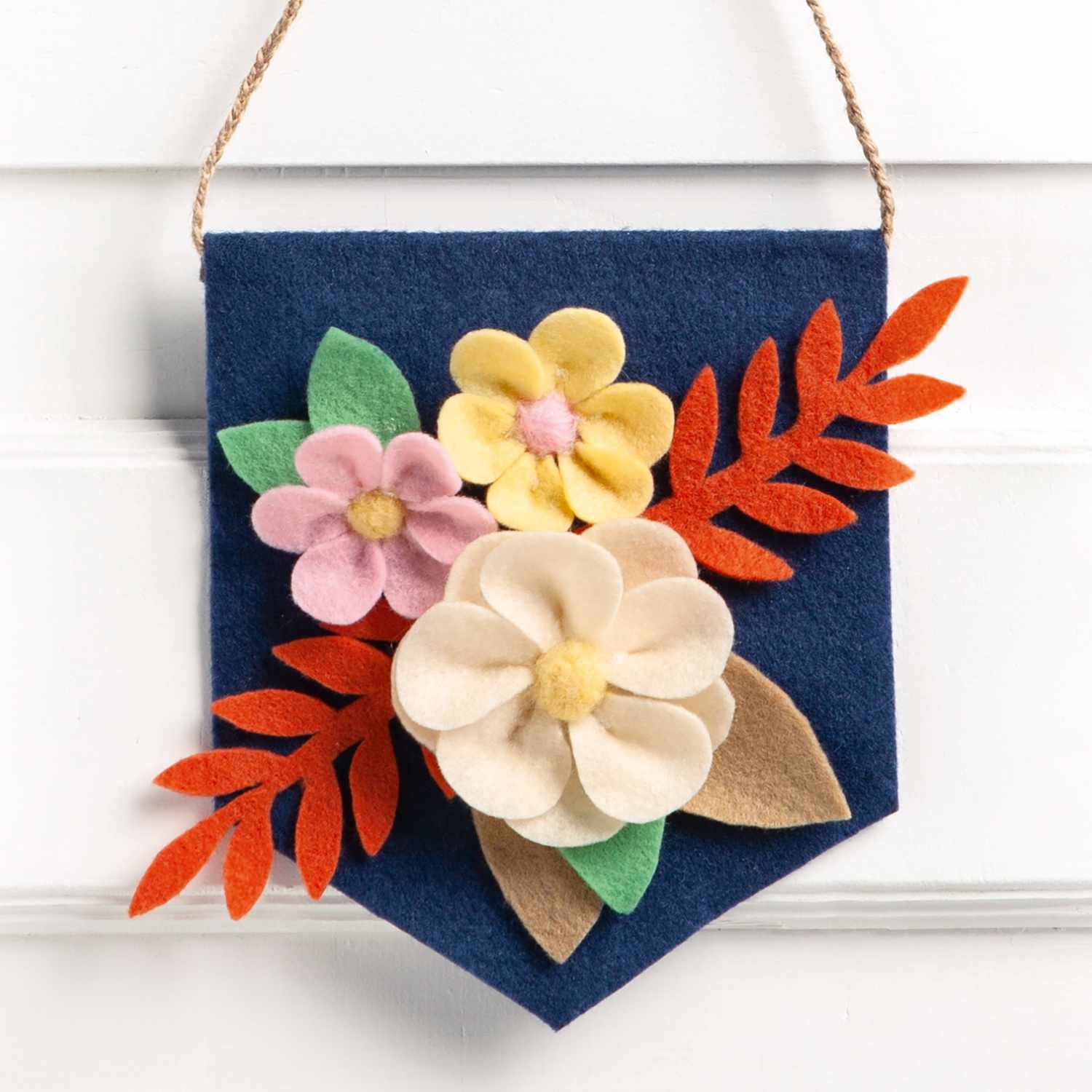 Filz-DIY-Box: Kreatives Set mit 36 Teilen von folia, zeigt bunte Filzblumen auf dunkelblauem Hintergrund.