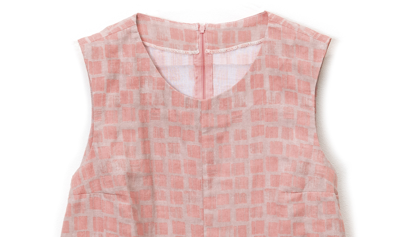 Nähanleitung Sommerkleid: Ärmelloses Kleid in Rosa mit geometrischem Muster, ideal für warme Tage.