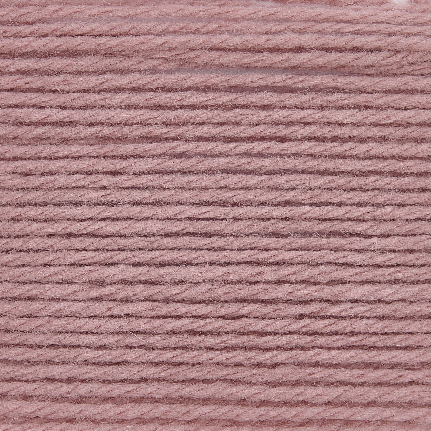Wickelkarte des Garns Essentials Merino Plus dk in der Farbe 024 Rosenquarz.